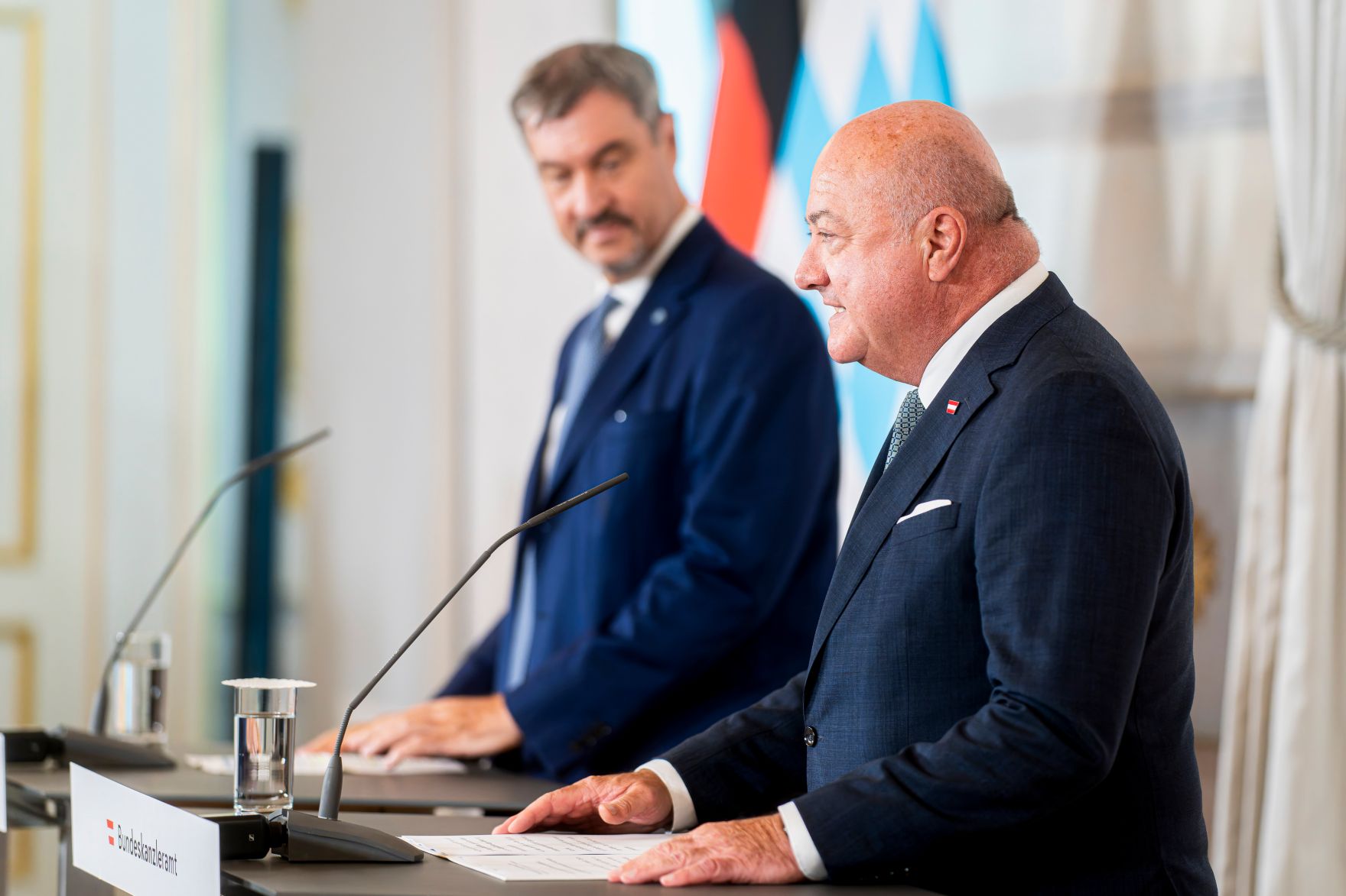 Am 10. Juli 2025 empfing Bundeskanzler Christian Stocker (r.) den Ministerpr&auml;sidenten des Freistaates Bayern Markus S&ouml;der (l.) zu einem Arbeitsgespr&auml;ch im Bundeskanzleramt. Im Bild bei einer gemeinsamen Pressekonferenz.