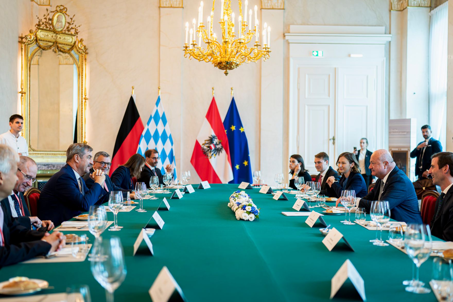 Am 10. Juli 2025 empfing Bundeskanzler Christian Stocker (2.v.r.) den Ministerpr&auml;sidenten des Freistaates Bayern Markus S&ouml;der (2.v.l.) zu einem Arbeitsgespr&auml;ch im Bundeskanzleramt.