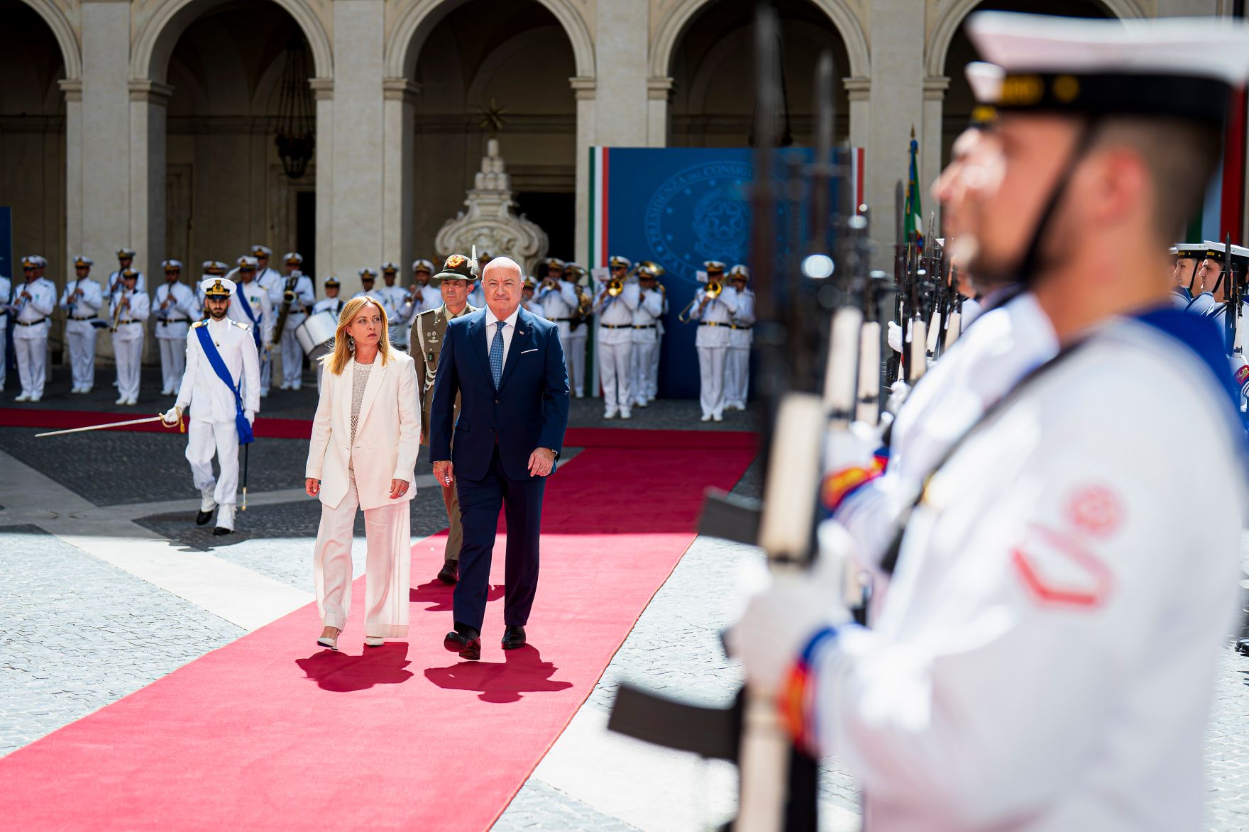 Am 15. Juli 2025 reiste Bundeskanzler Christian Stocker (m.) zu einem Arbeitsbesuch nach Rom. Im Bild mit der Premierministerin von Italien Giorgia Meloni (m.l.).