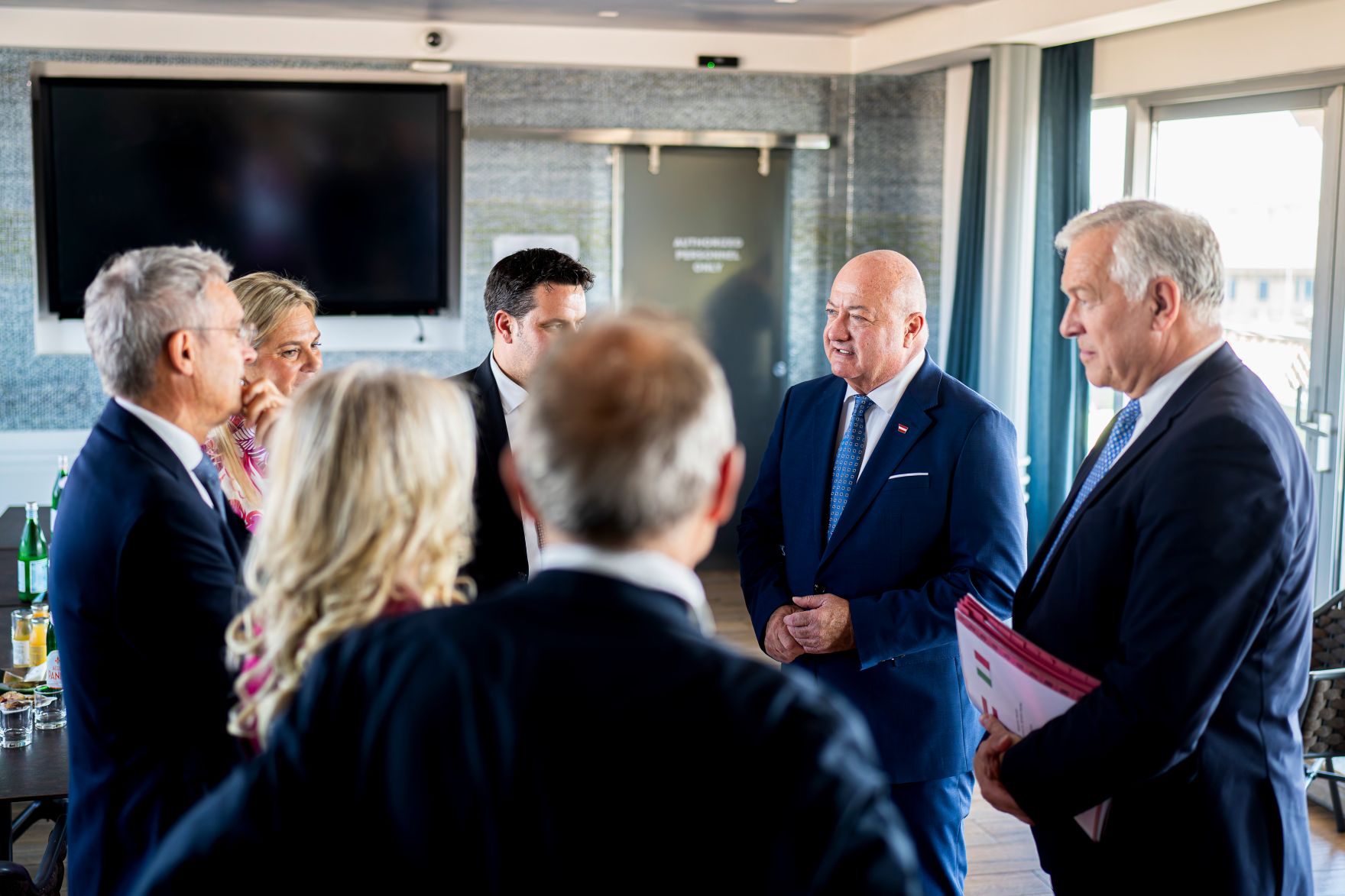 Am 15. Juli 2025 reiste Bundeskanzler Christian Stocker (2.v.r.) zu einem Arbeitsbesuch nach Rom. Im Bild bei einem Treffen mit Abgeordneten von der S&uuml;dtiroler Volkspartei Renate Gebhard (2.v.l.), Dieter Steger (l.), Manfred Schullian (r.), Meinhard Durnwalder (m.) und Juliane Unterberger (3.v.l.).