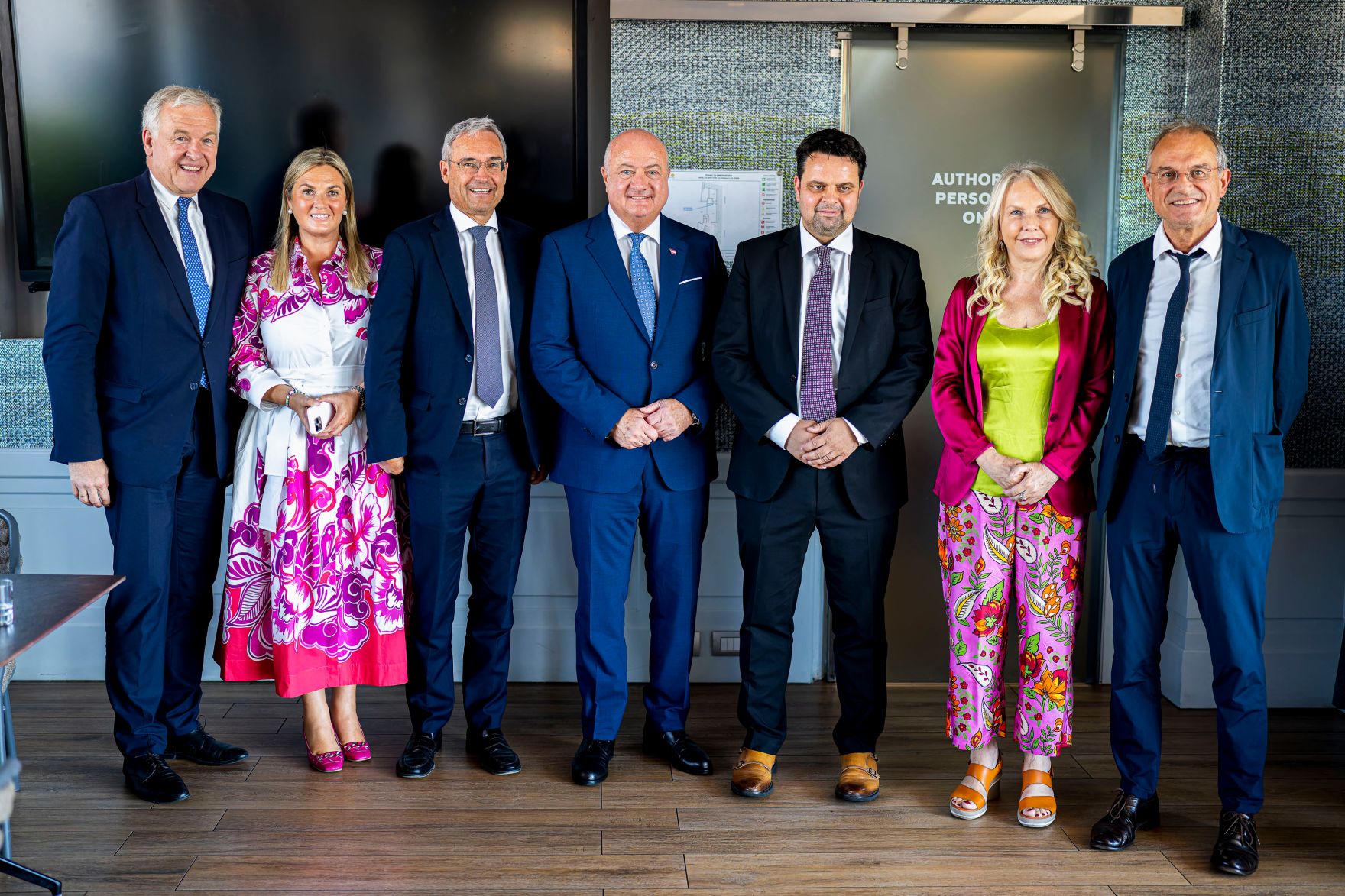 Am 15. Juli 2025 reiste Bundeskanzler Christian Stocker (m.l.) zu einem Arbeitsbesuch nach Rom. Im Bild bei einem Treffen mit Abgeordneten von der S&uuml;dtiroler Volkspartei Renate Gebhard (2.v.l.), Dieter Steger (3.v.l.), Manfred Schullian (r.), Meinhard Durnwalder (m.r.), Juliane Unterberger (2.v.r.) und dem &ouml;sterreichischen Botschafter in Italien, Martin Eichtinger (l.).