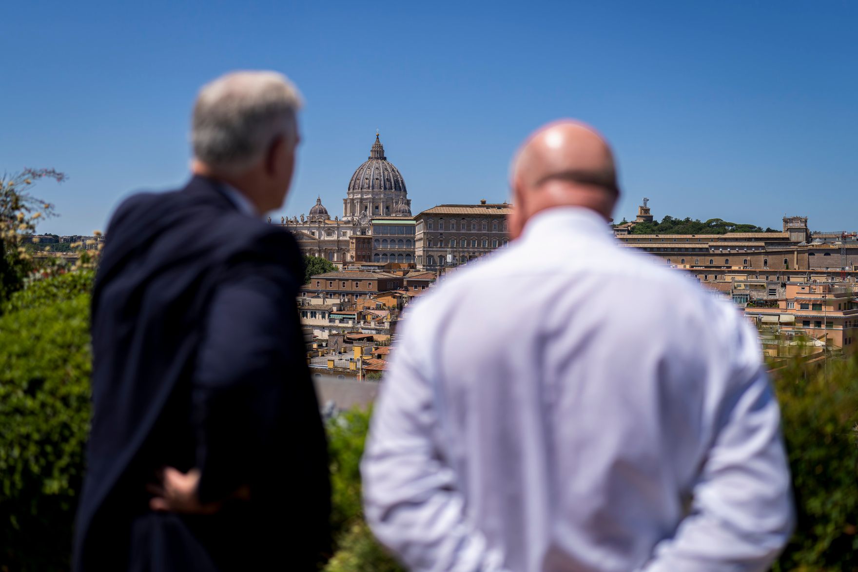 Am 15. Juli 2025 reiste Bundeskanzler Christian Stocker (r.) zu einem Arbeitsbesuch nach Rom. Im Bild mit dem &ouml;sterreichischen Botschafter in Italien, Martin Eichtinger (l.).