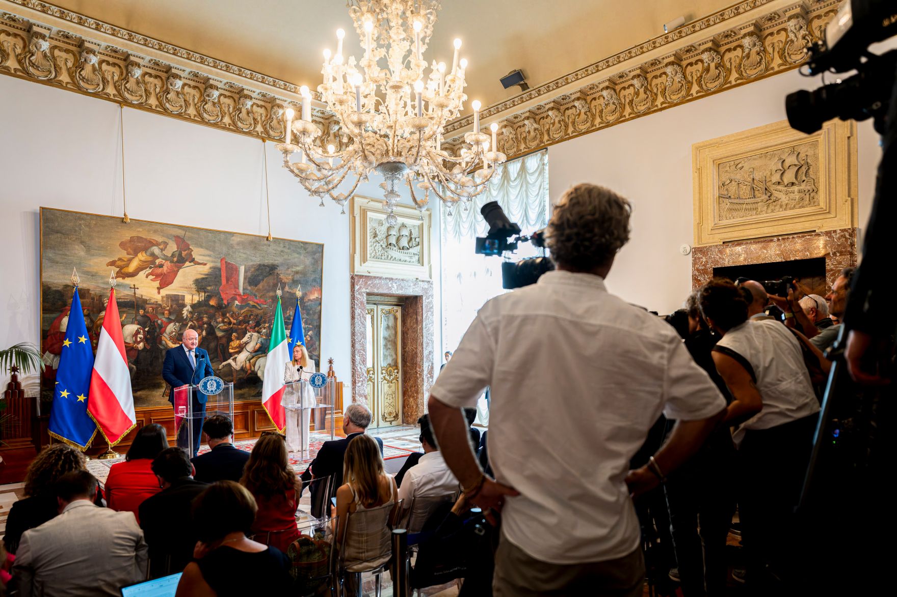 Am 15. Juli 2025 reiste Bundeskanzler Christian Stocker (l.) zu einem Arbeitsbesuch nach Rom. Im Bild bei einem gemeinsamen Pressestatement mit der Premierministerin von Italien Giorgia Meloni (m.).