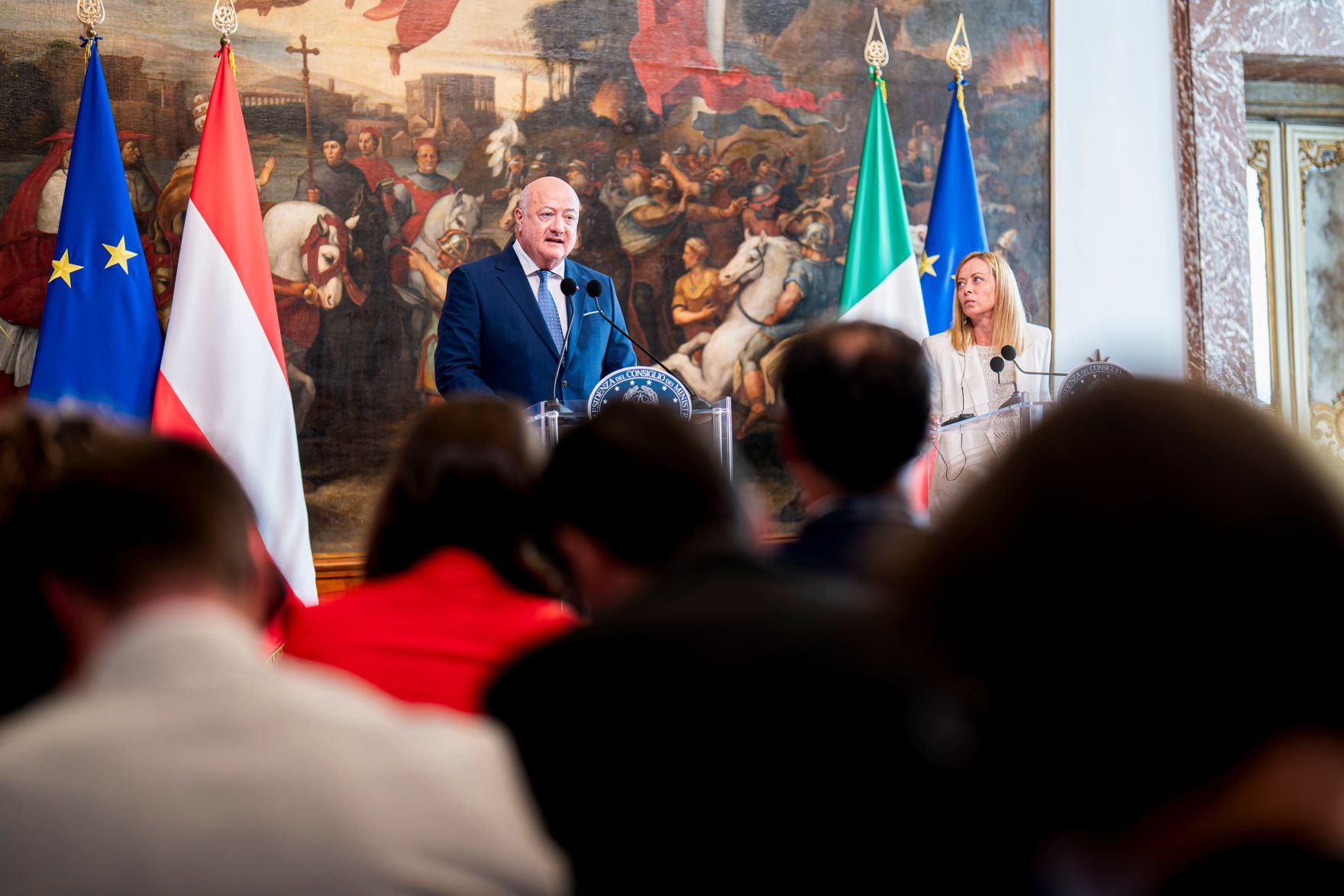 Am 15. Juli 2025 reiste Bundeskanzler Christian Stocker (l.) zu einem Arbeitsbesuch nach Rom. Im Bild bei einem gemeinsamen Pressestatement mit der Premierministerin von Italien Giorgia Meloni (r.).