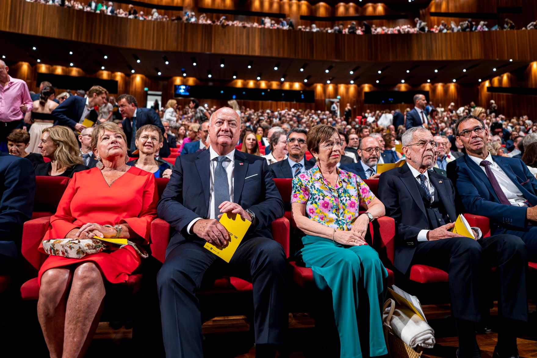 Am 16. Juli 2025 besuchte Bundeskanzler Christian Stocker (2.v.l.) die Er&ouml;ffnung der 79. Bregenzer Festspiele. Im Bild mit Bundespr&auml;sident Alexander Van der Bellen (2.v.r.) und Landeshauptmann Markus Wallner (r.).
