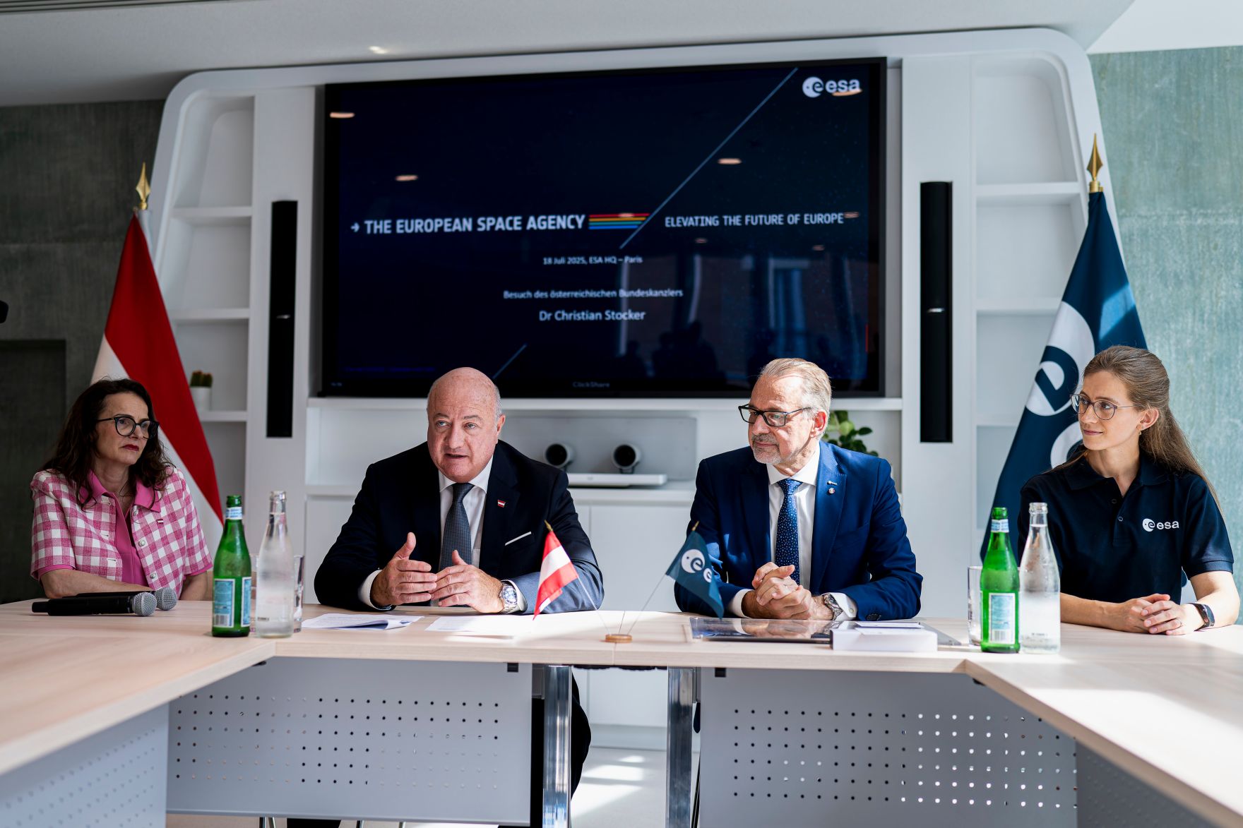 Am 18. Juli 2025 reiste Bundeskanzler Christian Stocker (2.v.l.) zu einem Arbeitsbesuch nach Paris. Im Bild mit ESA-Generaldirektor Josef Aschbacher (3.v.l.).