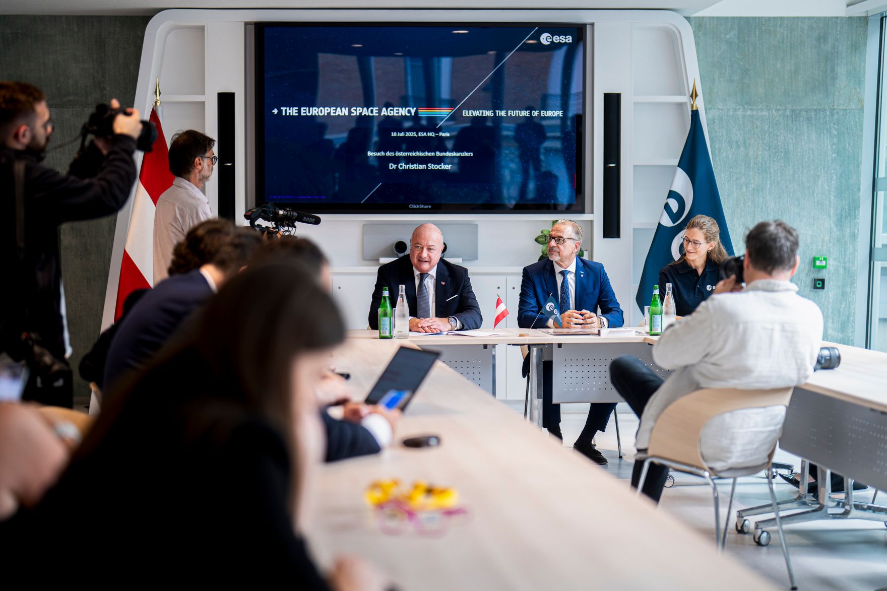Am 18. Juli 2025 reiste Bundeskanzler Christian Stocker (m.l.) zu einem Arbeitsbesuch nach Paris. Im Bild mit ESA-Generaldirektor Josef Aschbacher (m.r.).