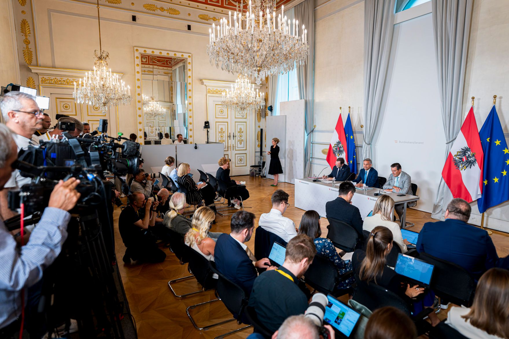 Am 23. Juli 2025 fand der Sommerministerrat der &Ouml;sterreichischen Bundesregierung statt. Im Bild beim anschlie&szlig;enden Pressefoyer Staatssekret&auml;r Josef Schellhorn (l.), Bundesminister Wolfgang Hattmannsdorfer (m.) und Bundesminister Peter Hanke (r.).