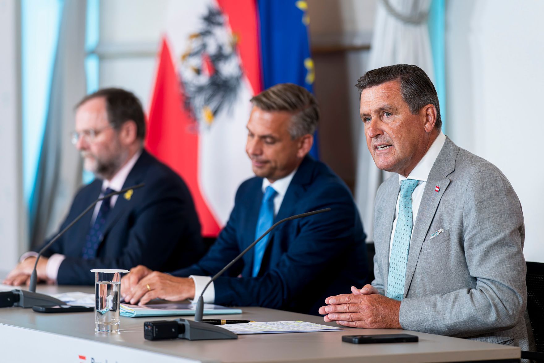 Am 23. Juli 2025 fand der Sommerministerrat der &Ouml;sterreichischen Bundesregierung statt. Im Bild beim anschlie&szlig;enden Pressefoyer Staatssekret&auml;r Josef Schellhorn (l.), Bundesminister Wolfgang Hattmannsdorfer (m.) und Bundesminister Peter Hanke (r.).