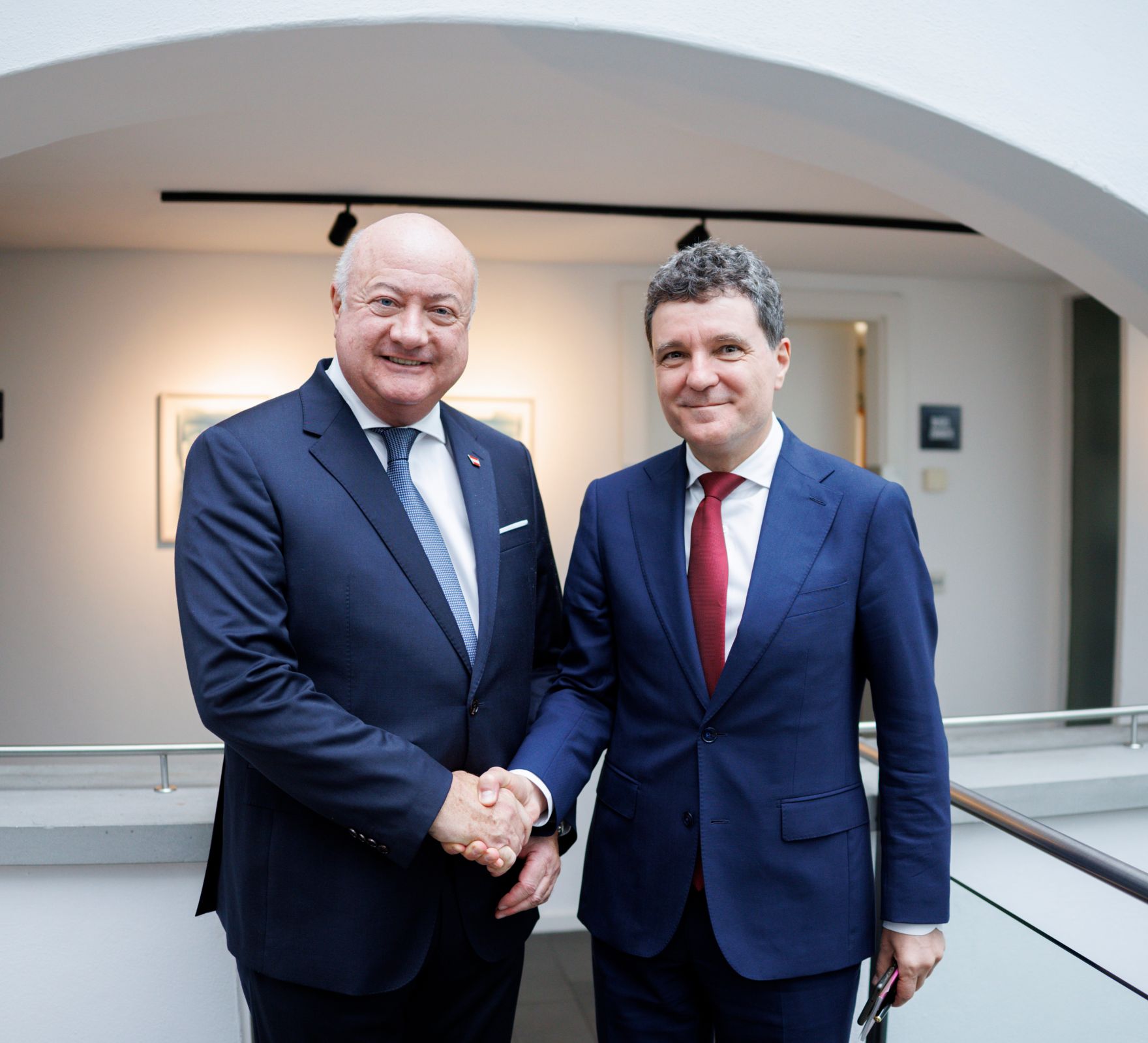 Am 26. Juli 2025 besuchten Bundeskanzler Christian Stocker (l.) die Er&ouml;ffnung der Salzburger Festspiele in Salzburg. Im Bild mit dem rum&auml;nischen Pr&auml;sidenten Nicușor Dan (r.).