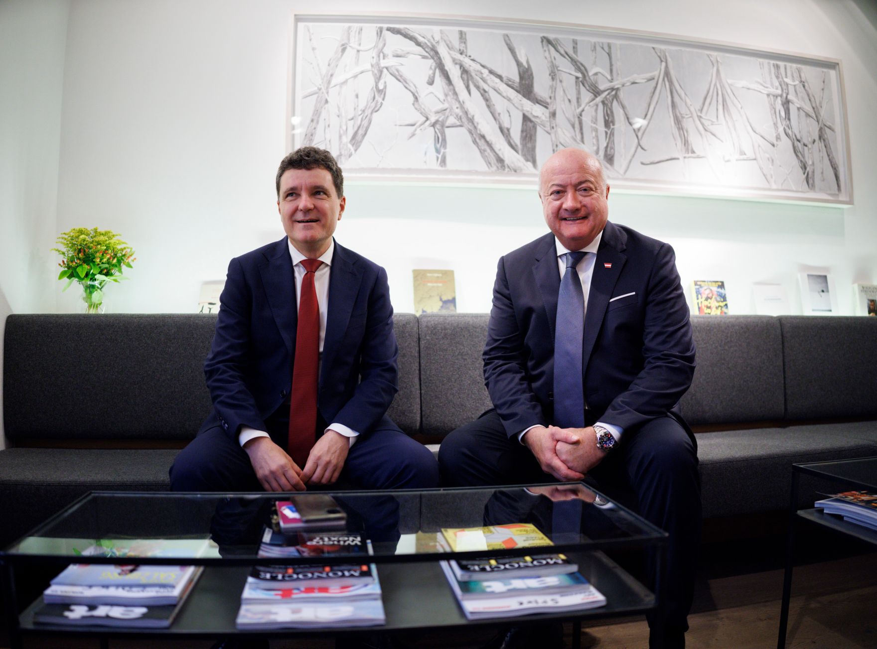 Am 26. Juli 2025 besuchten Bundeskanzler Christian Stocker (r.) die Er&ouml;ffnung der Salzburger Festspiele in Salzburg. Im Bild mit dem rum&auml;nischen Pr&auml;sidenten Nicușor Dan (l.).