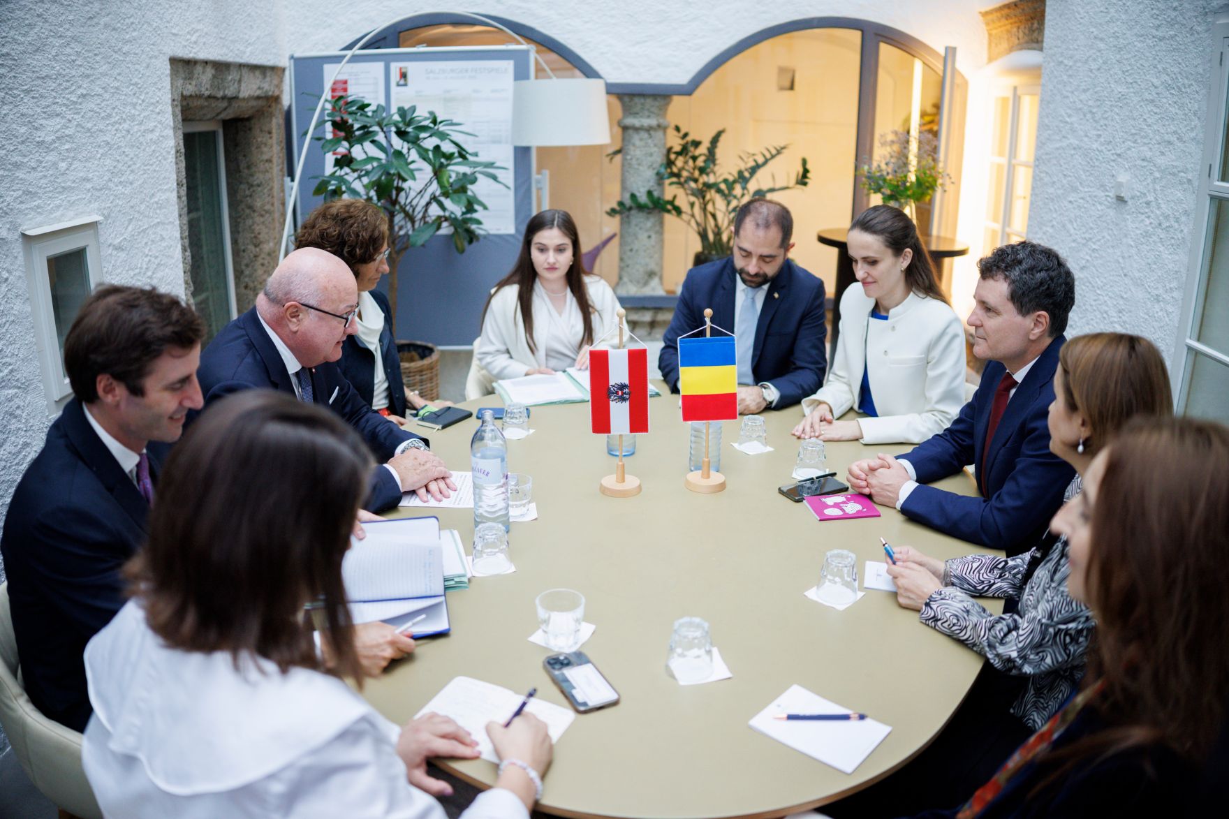 Am 26. Juli 2025 besuchten Bundeskanzler Christian Stocker die Er&ouml;ffnung der Salzburger Festspiele in Salzburg. Im Bild mit dem rum&auml;nischen Pr&auml;sidenten Nicușor Dan.