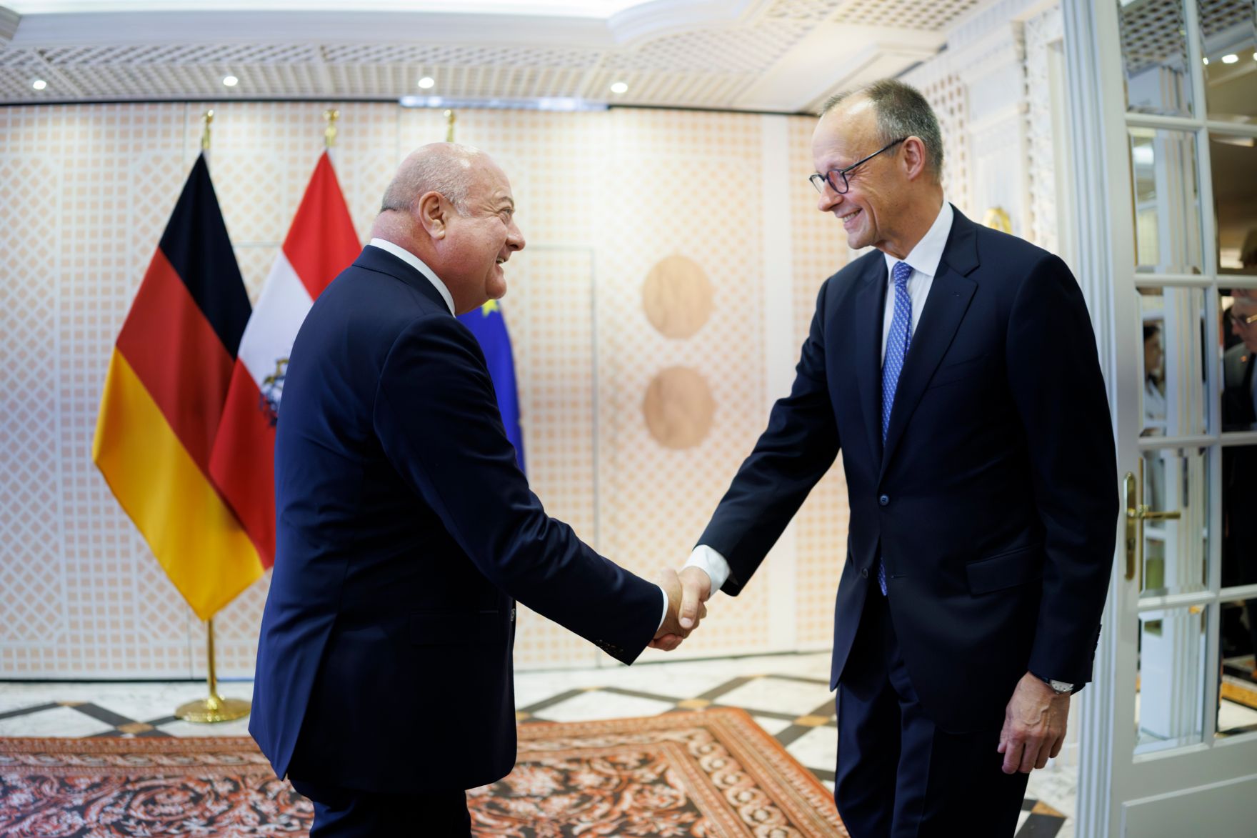 Am 26. Juli 2025 besuchten Bundeskanzler Christian Stocker (l.) die Er&ouml;ffnung der Salzburger Festspiele in Salzburg. Im Bild mit dem deutschen Bundeskanzler Friedrich Merz (r.).