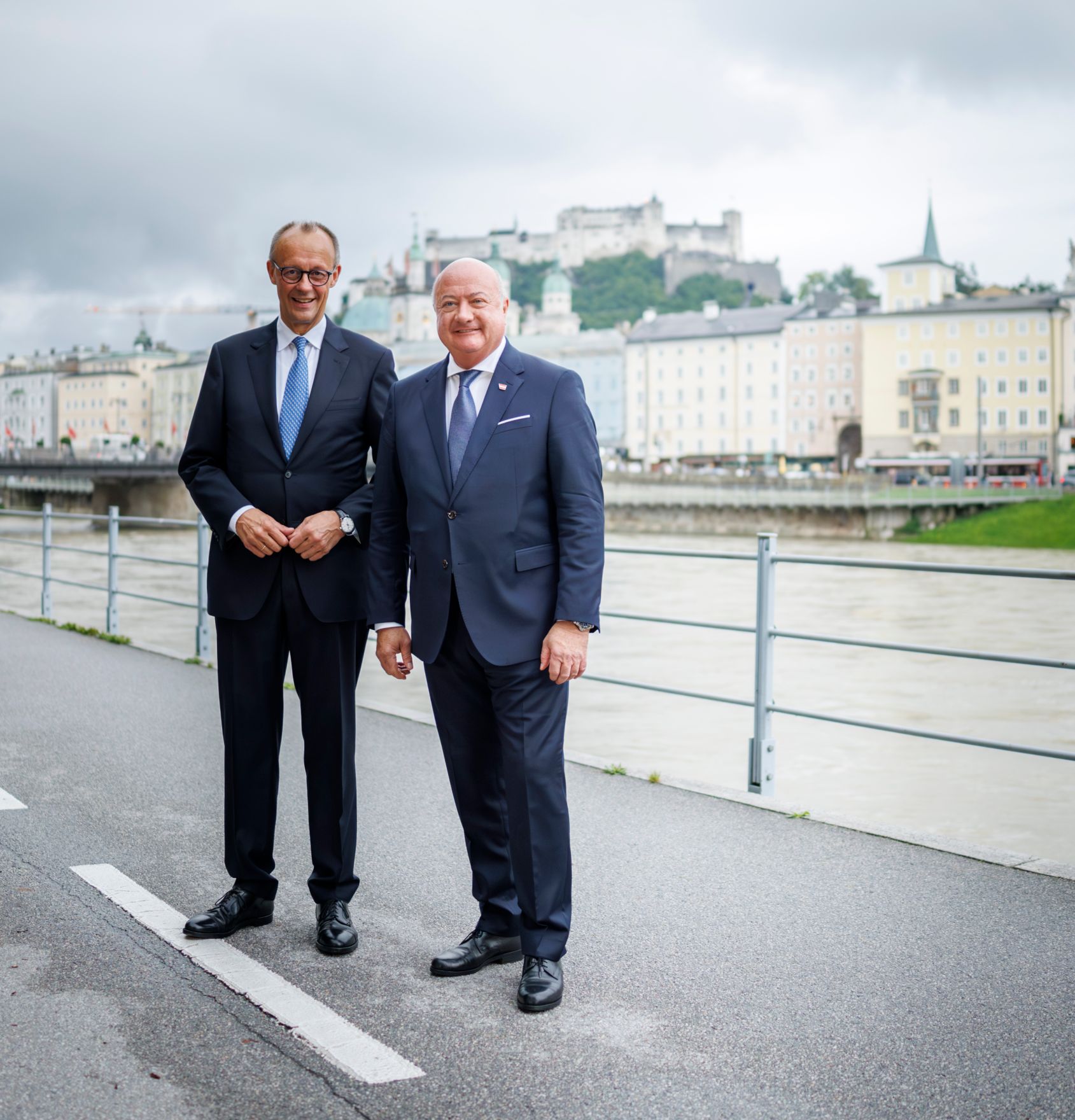 Am 26. Juli 2025 besuchten Bundeskanzler Christian Stocker (r.) die Er&ouml;ffnung der Salzburger Festspiele in Salzburg. Im Bild mit dem deutschen Bundeskanzler Friedrich Merz (l.).