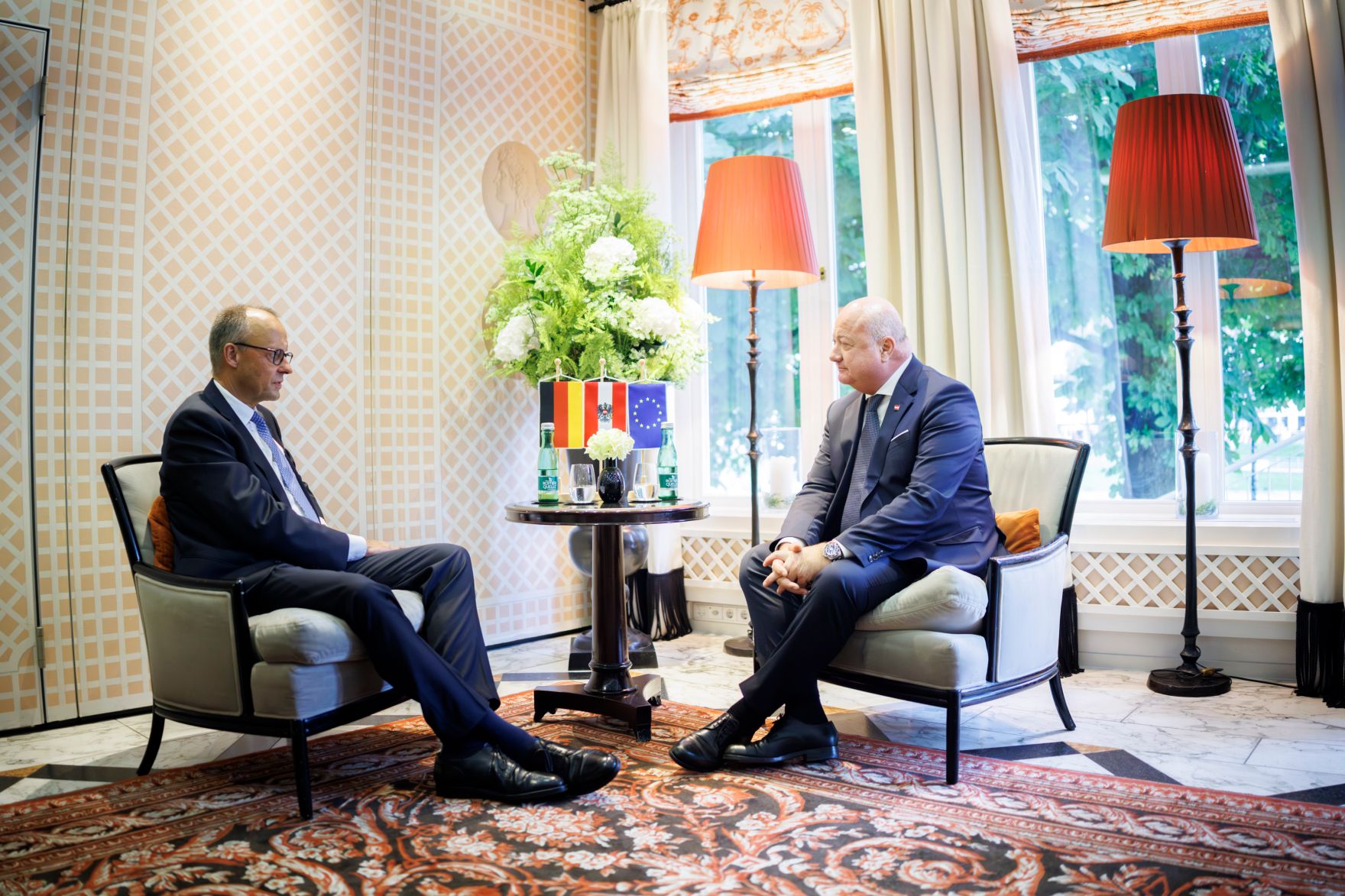 Am 26. Juli 2025 besuchten Bundeskanzler Christian Stocker (r.) die Er&ouml;ffnung der Salzburger Festspiele in Salzburg. Im Bild mit dem deutschen Bundeskanzler Friedrich Merz (l.).