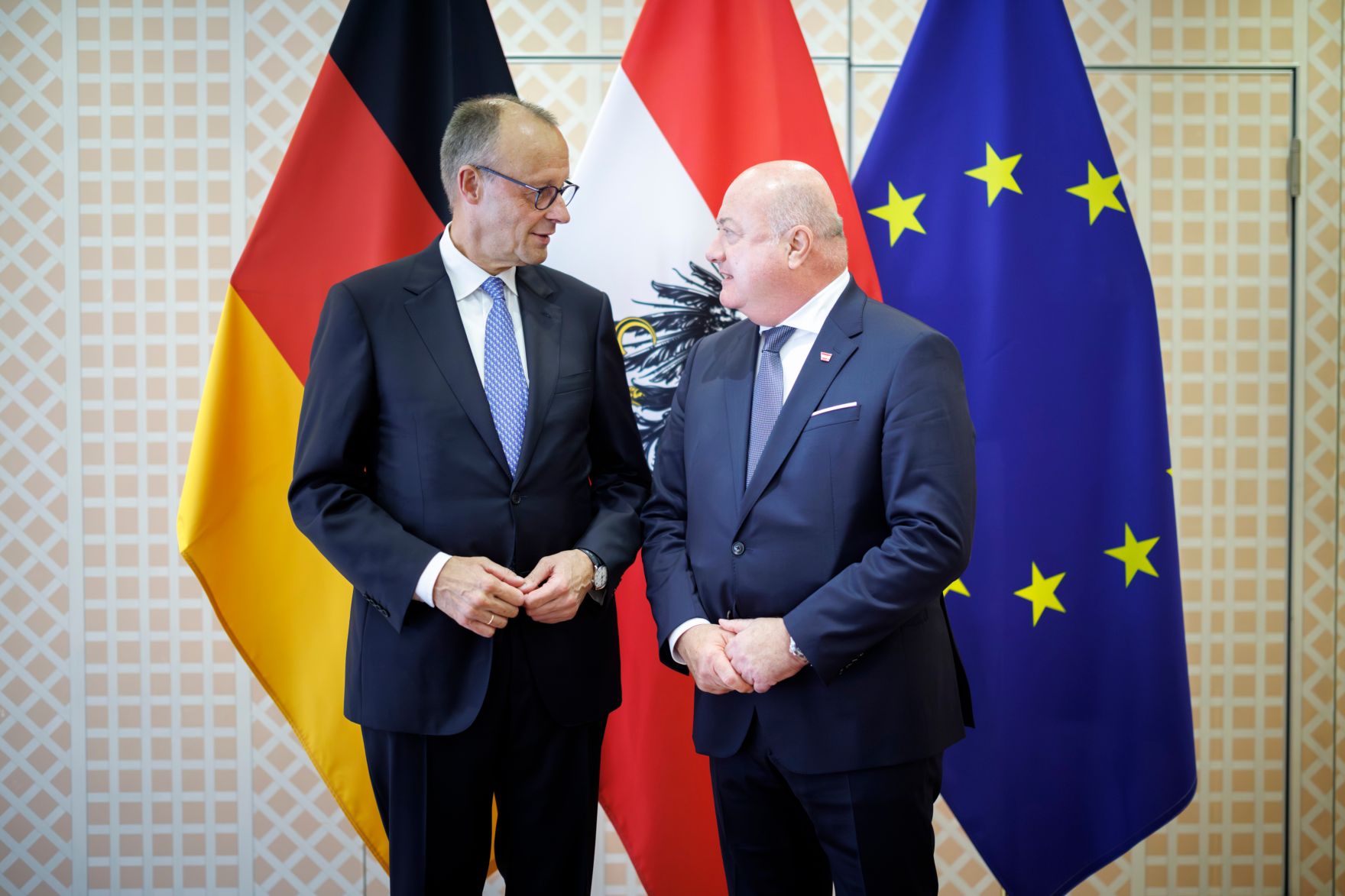 Am 26. Juli 2025 besuchten Bundeskanzler Christian Stocker (r.) die Er&ouml;ffnung der Salzburger Festspiele in Salzburg. Im Bild mit dem deutschen Bundeskanzler Friedrich Merz (l.).