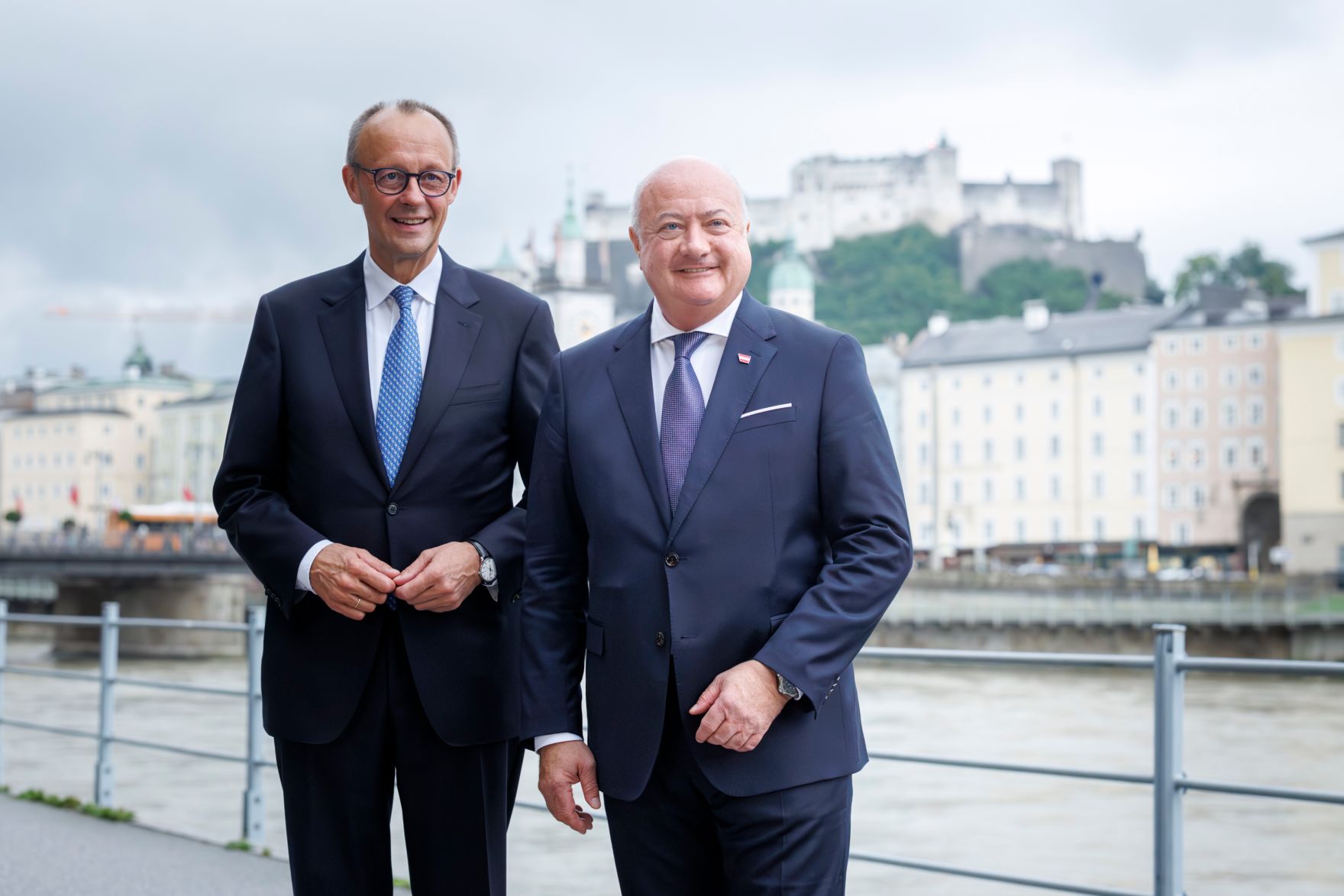 Am 26. Juli 2025 besuchten Bundeskanzler Christian Stocker (r.) die Er&ouml;ffnung der Salzburger Festspiele in Salzburg. Im Bild mit dem deutschen Bundeskanzler Friedrich Merz (l.).