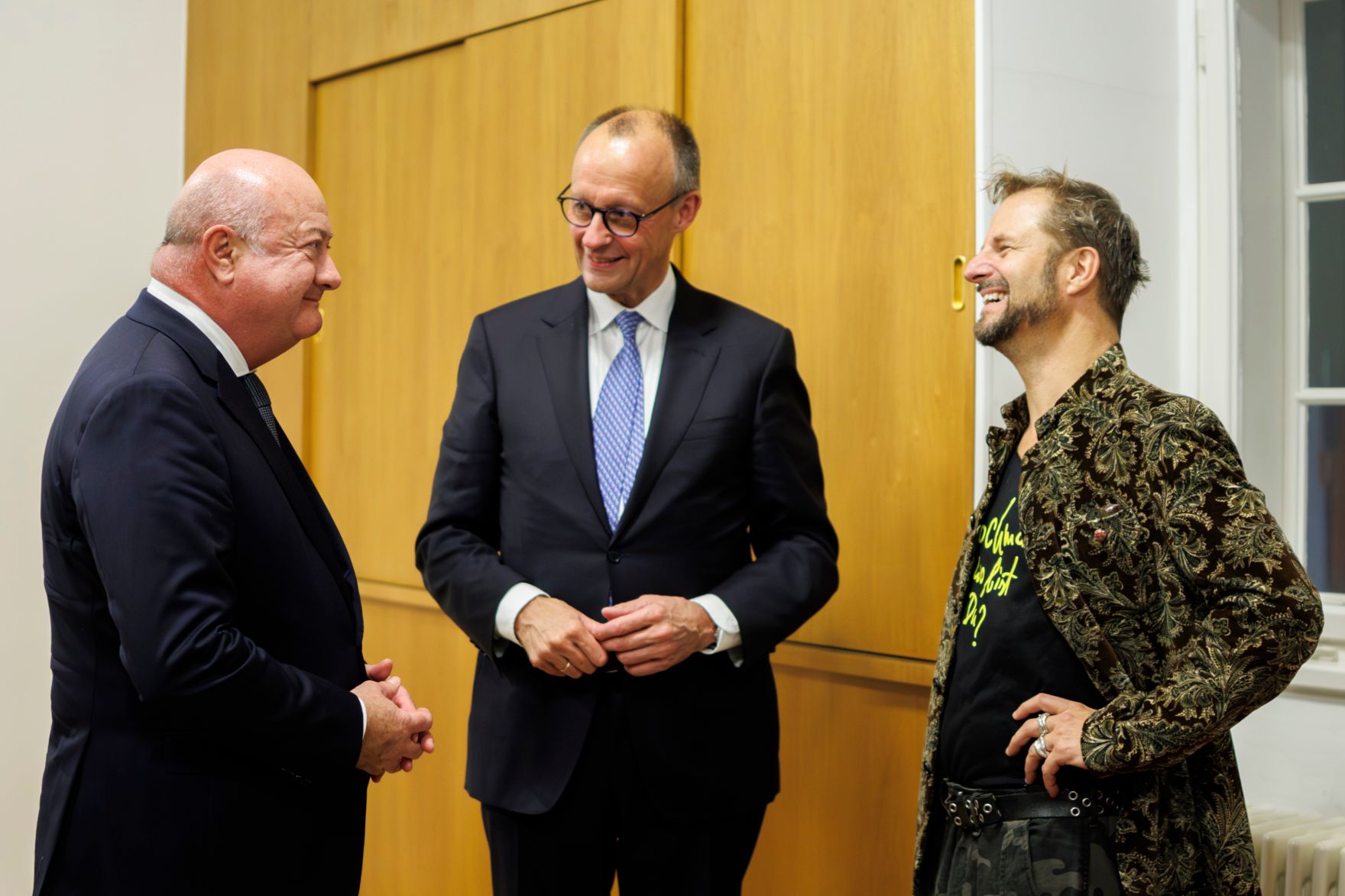 Am 26. Juli 2025 besuchten Bundeskanzler Christian Stocker (l.) die Er&ouml;ffnung der Salzburger Festspiele in Salzburg. Im Bild mit dem deutschen Bundeskanzler Friedrich Merz (m.) und &ouml;sterreichischen Schauspieler Philipp Hochmair (r.).