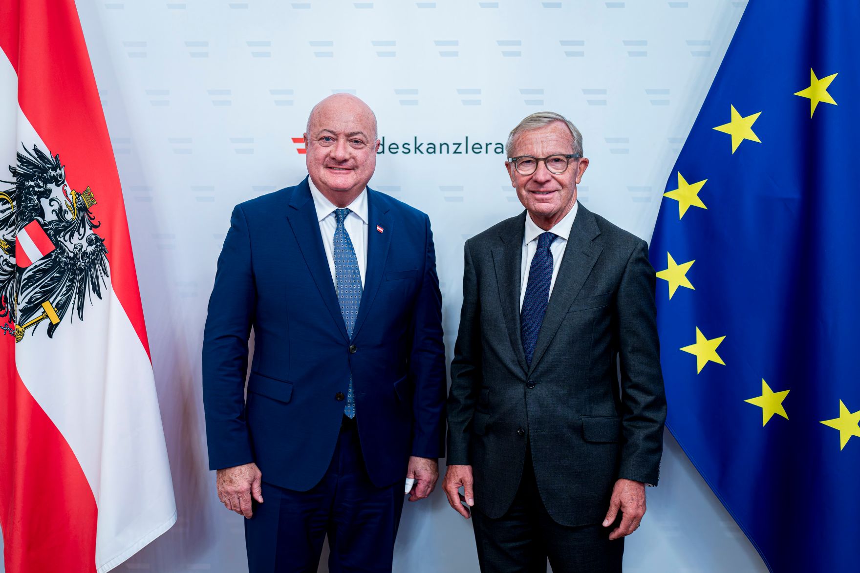 Am 28. Juli 2025 empfing Bundeskanzler Christian Stocker (l.) den Landeshauptmann a.D. von Salzburg Wilfried Haslauer (r.) zu einem Arbeitsgespr&auml;ch im Bundeskanzleramt.