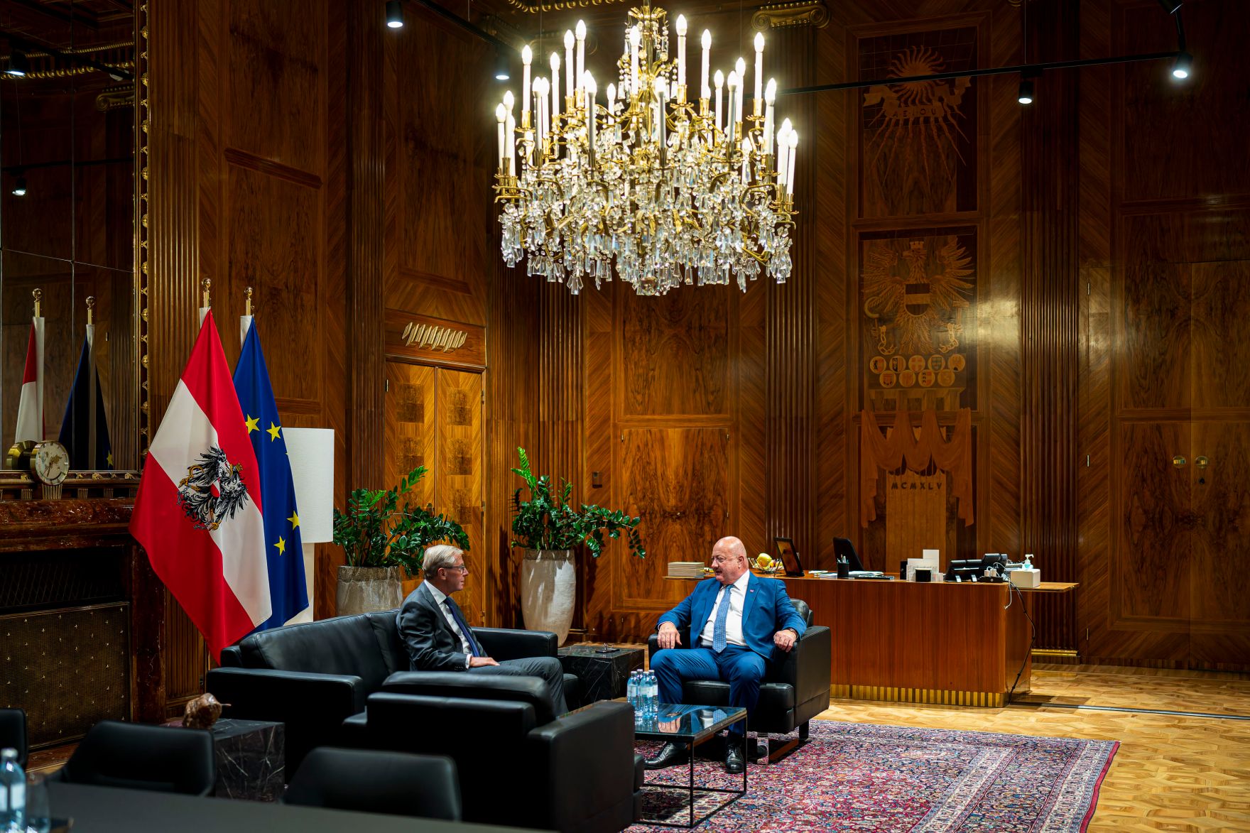 Am 28. Juli 2025 empfing Bundeskanzler Christian Stocker (r.) den Landeshauptmann a.D. von Salzburg Wilfried Haslauer (l.) zu einem Arbeitsgespr&auml;ch im Bundeskanzleramt.