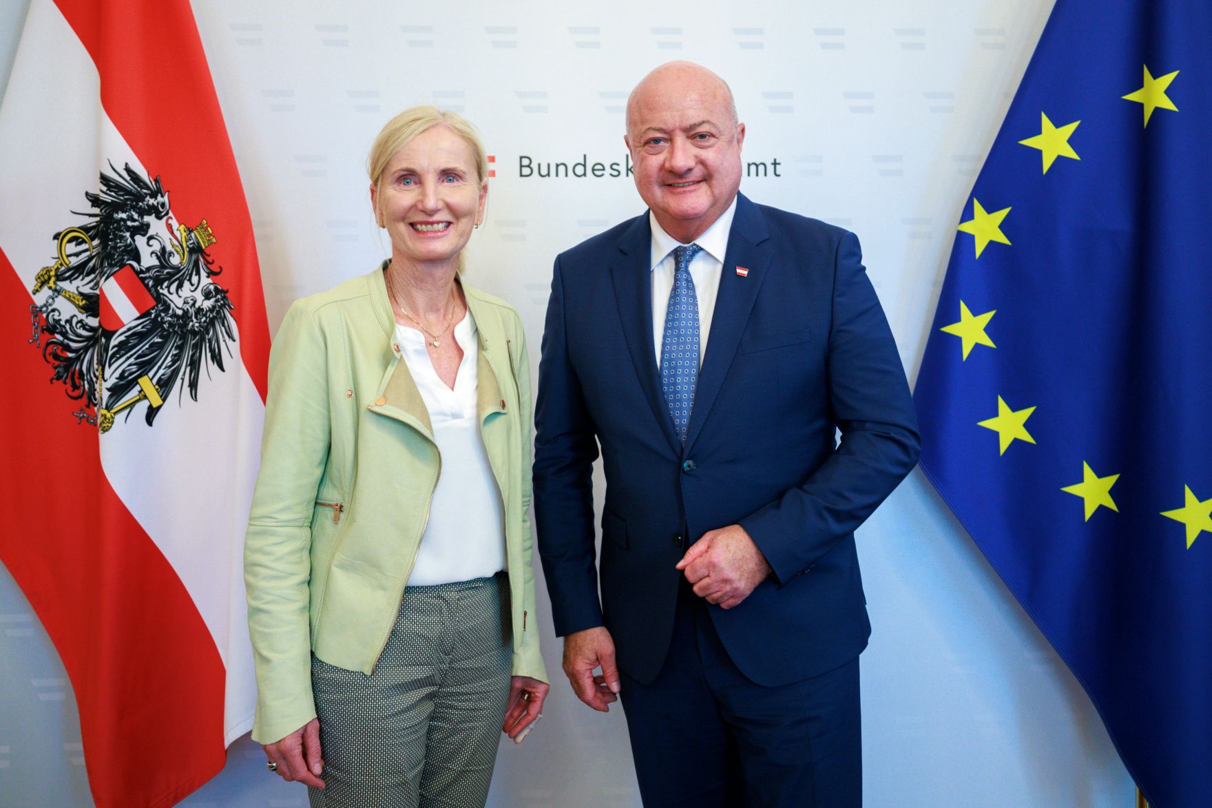 Am 28. Juli 2025 empfing Bundeskanzler Christian Stocker (r.) die Pr&auml;sidentin des &Ouml;sterreichischen Skiverbands Roswitha Stadlober (l.), im Bundeskanzleramt.