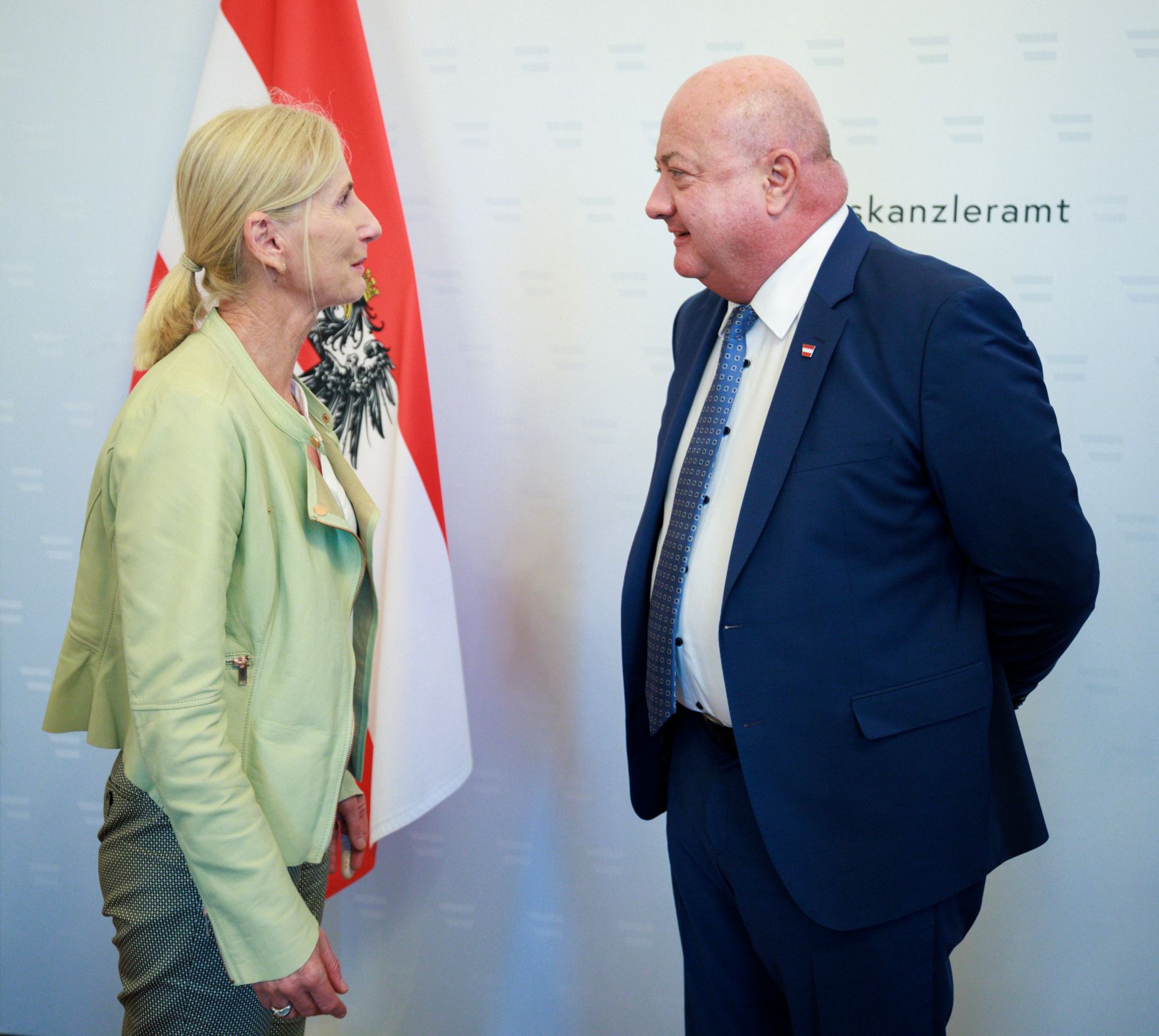 Am 28. Juli 2025 empfing Bundeskanzler Christian Stocker (r.) die Pr&auml;sidentin des &Ouml;sterreichischen Skiverbands Roswitha Stadlober (l.), im Bundeskanzleramt.