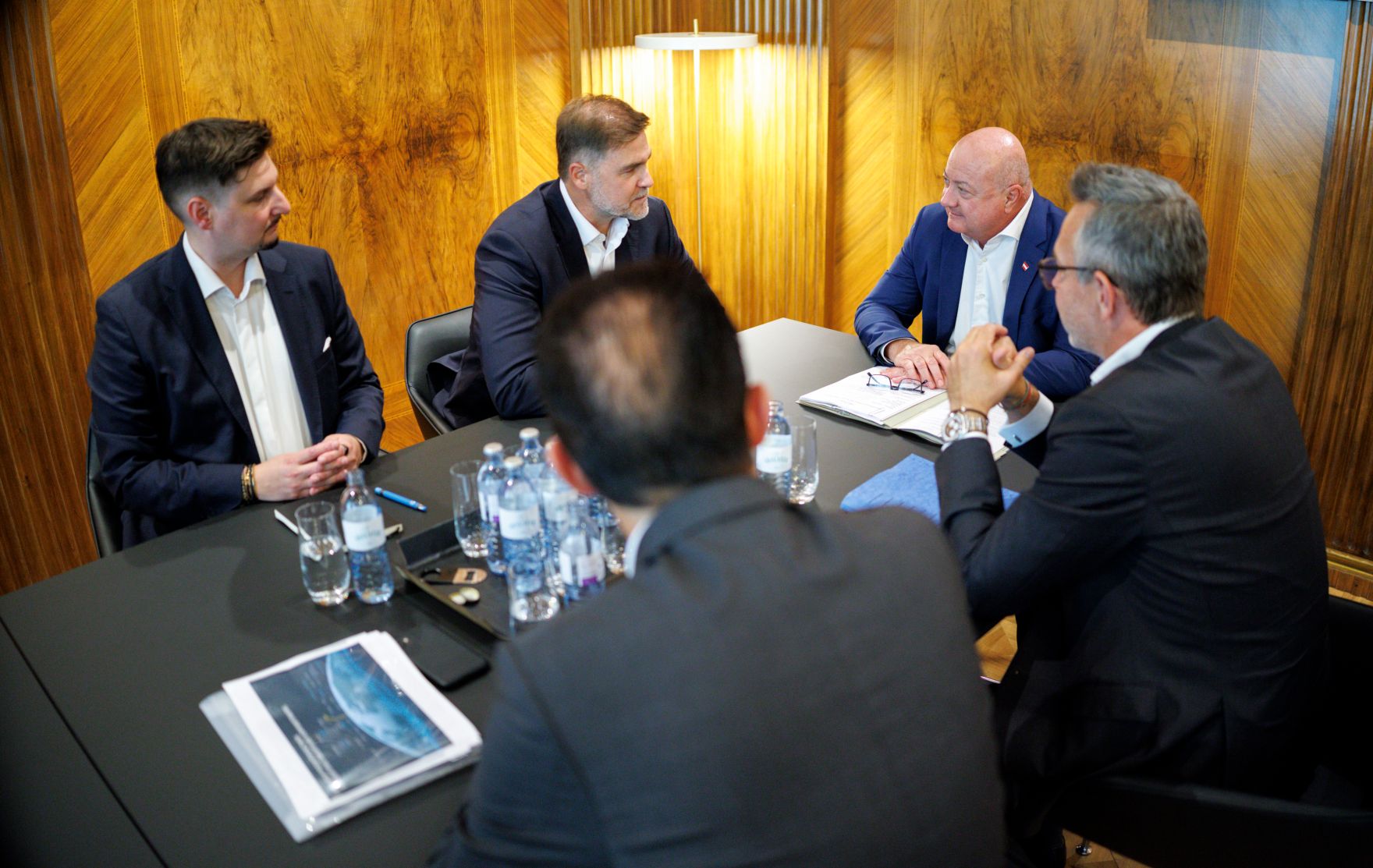 Am 29. Juli 2025 empfing Bundeskanzler Christian Stocker (2.v.r.) den Gesch&auml;ftsf&uuml;hrer der BMW Group Werk Steyr Klaus von Moltke (2.v.l.) im Bundeskanzleramt zu einem Arbeitsgespr&auml;ch.