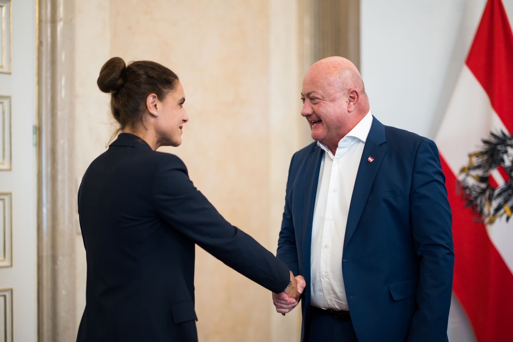 Am 29. Juli 2025 empfing Bundeskanzler Christian Stocker (r.) die Direktorin des Wirtschaftsforschungsinstituts EcoAustria, Monika Irena K&ouml;ppl-Turyna (l.) zu einem Arbeitsgespr&auml;ch im Bundeskanzleramt.