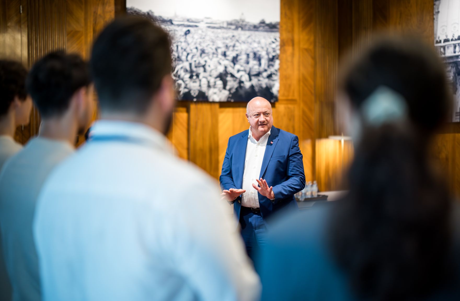 Am 29. Juli 2025 empfing Bundeskanzler Christian Stocker (m.) die Praktikantinnen und Praktikanten vom Bundeskanzleramt.