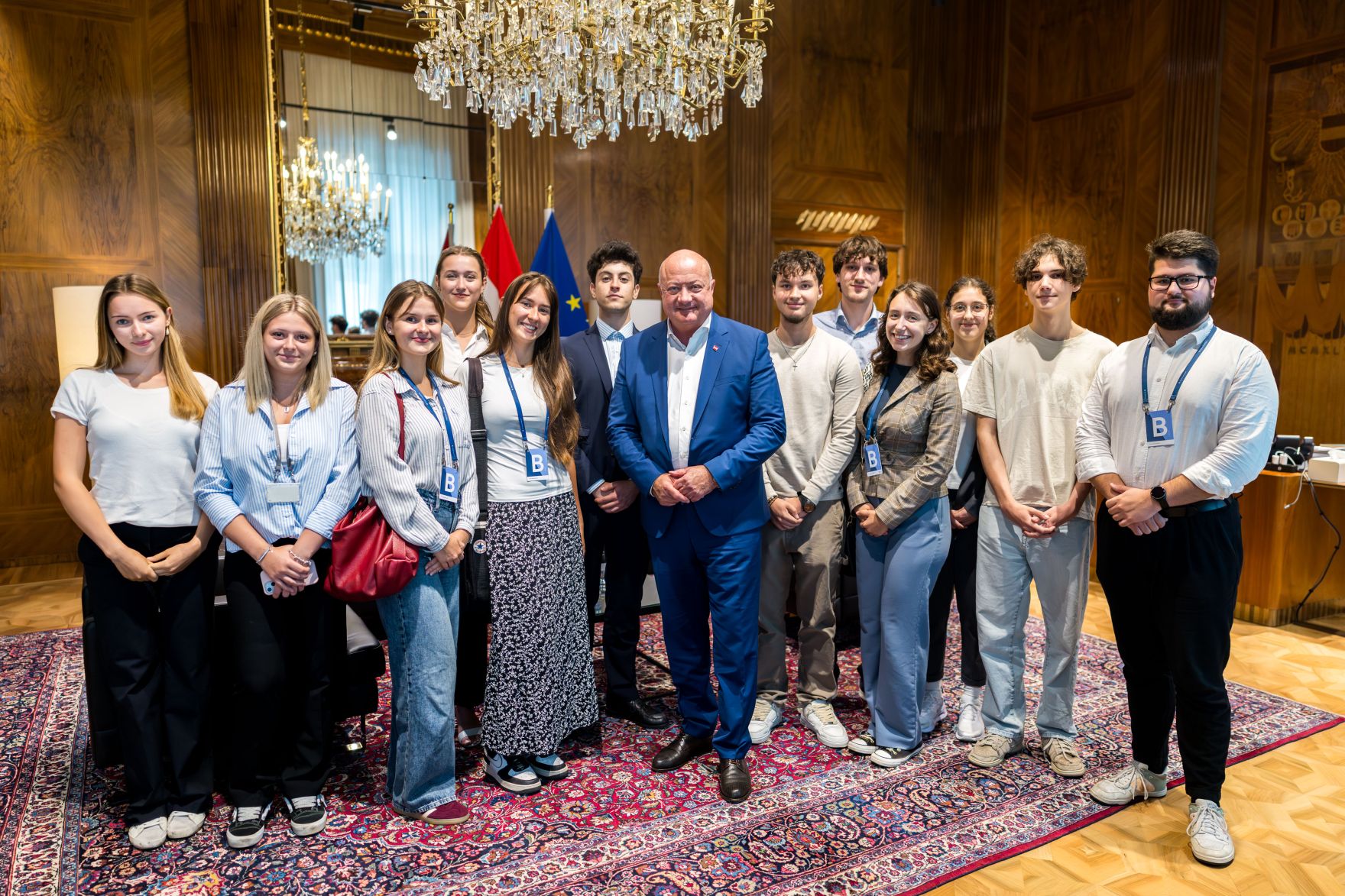 Am 29. Juli 2025 empfing Bundeskanzler Christian Stocker (m.) die Praktikantinnen und Praktikanten vom Bundeskanzleramt.