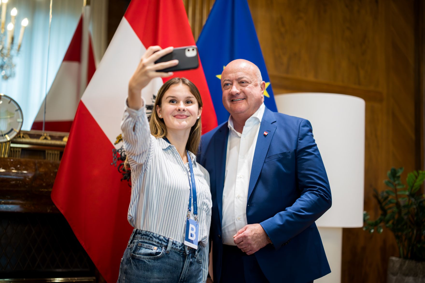 Am 29. Juli 2025 empfing Bundeskanzler Christian Stocker (r.) die Praktikantinnen und Praktikanten vom Bundeskanzleramt.