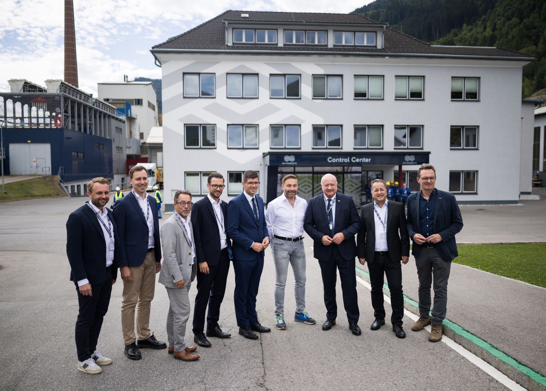 Am 30. Juli 2025 besuchte Bundeskanzler Christian Stocker (3.v.r.) im Rahmen seines Bundesl&auml;ndertages den Betrieb RHI Magnesita in K&auml;rnten.