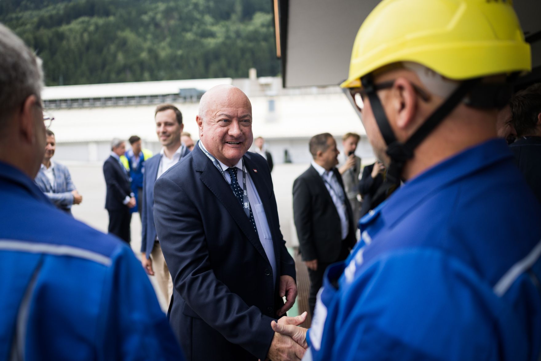 Am 30. Juli 2025 besuchte Bundeskanzler Christian Stocker (im Bild) im Rahmen seines Bundesl&auml;ndertages den Betrieb RHI Magnesita in K&auml;rnten.