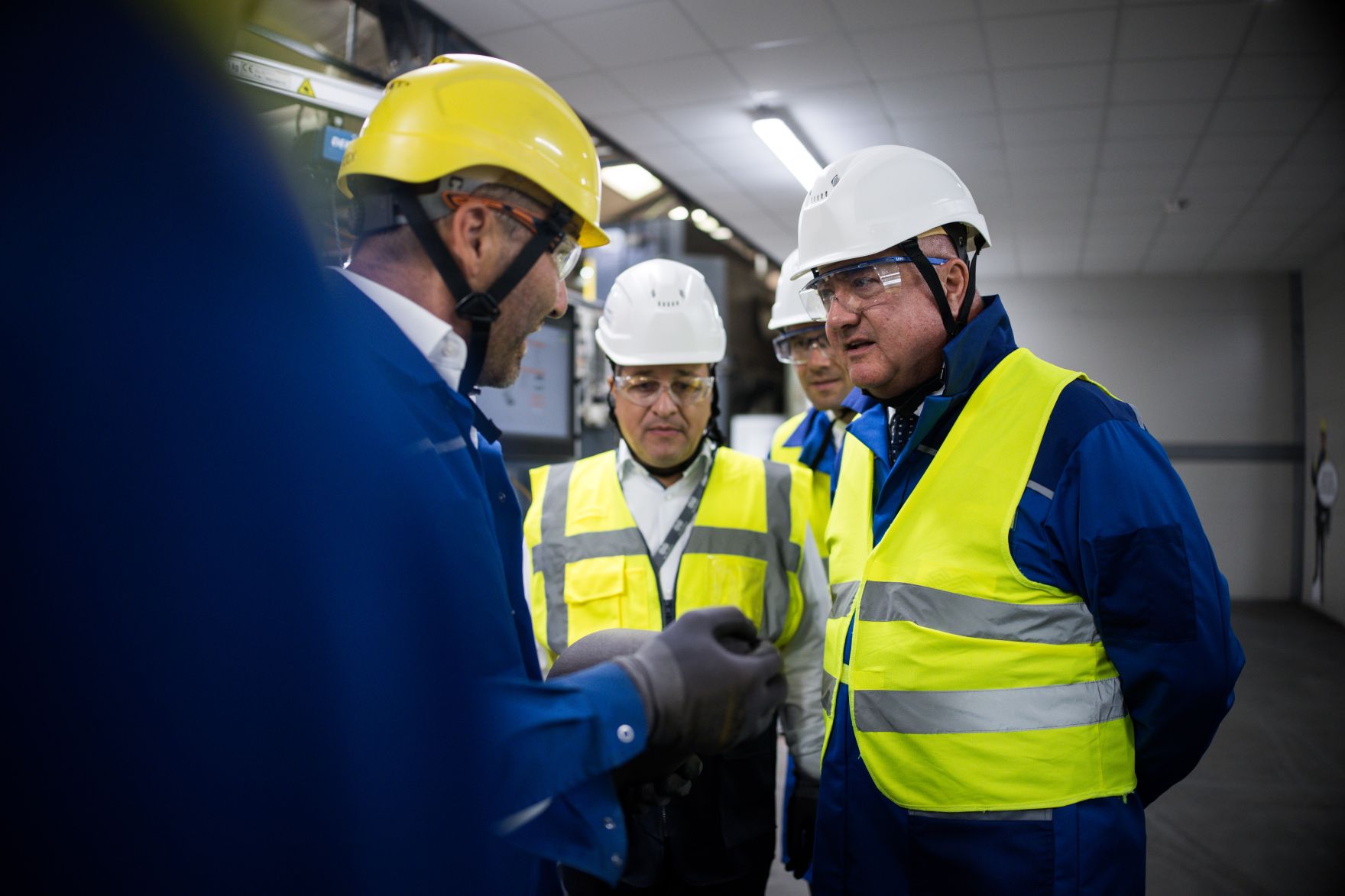 Am 30. Juli 2025 besuchte Bundeskanzler Christian Stocker (r.) im Rahmen seines Bundesl&auml;ndertages den Betrieb RHI Magnesita in K&auml;rnten.