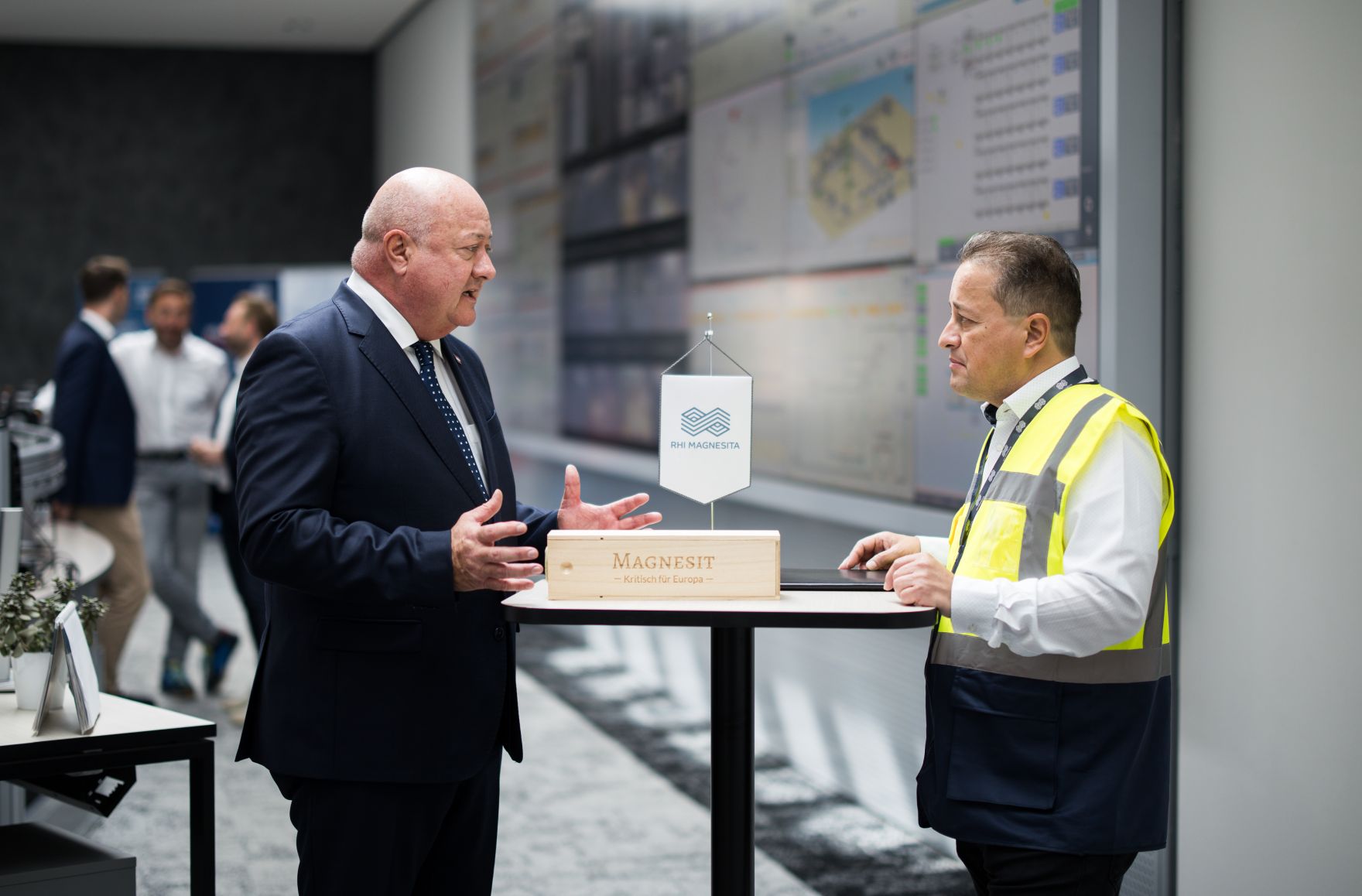 Am 30. Juli 2025 besuchte Bundeskanzler Christian Stocker (l.) im Rahmen seines Bundesl&auml;ndertages den Betrieb RHI Magnesita N.V. in K&auml;rnten.