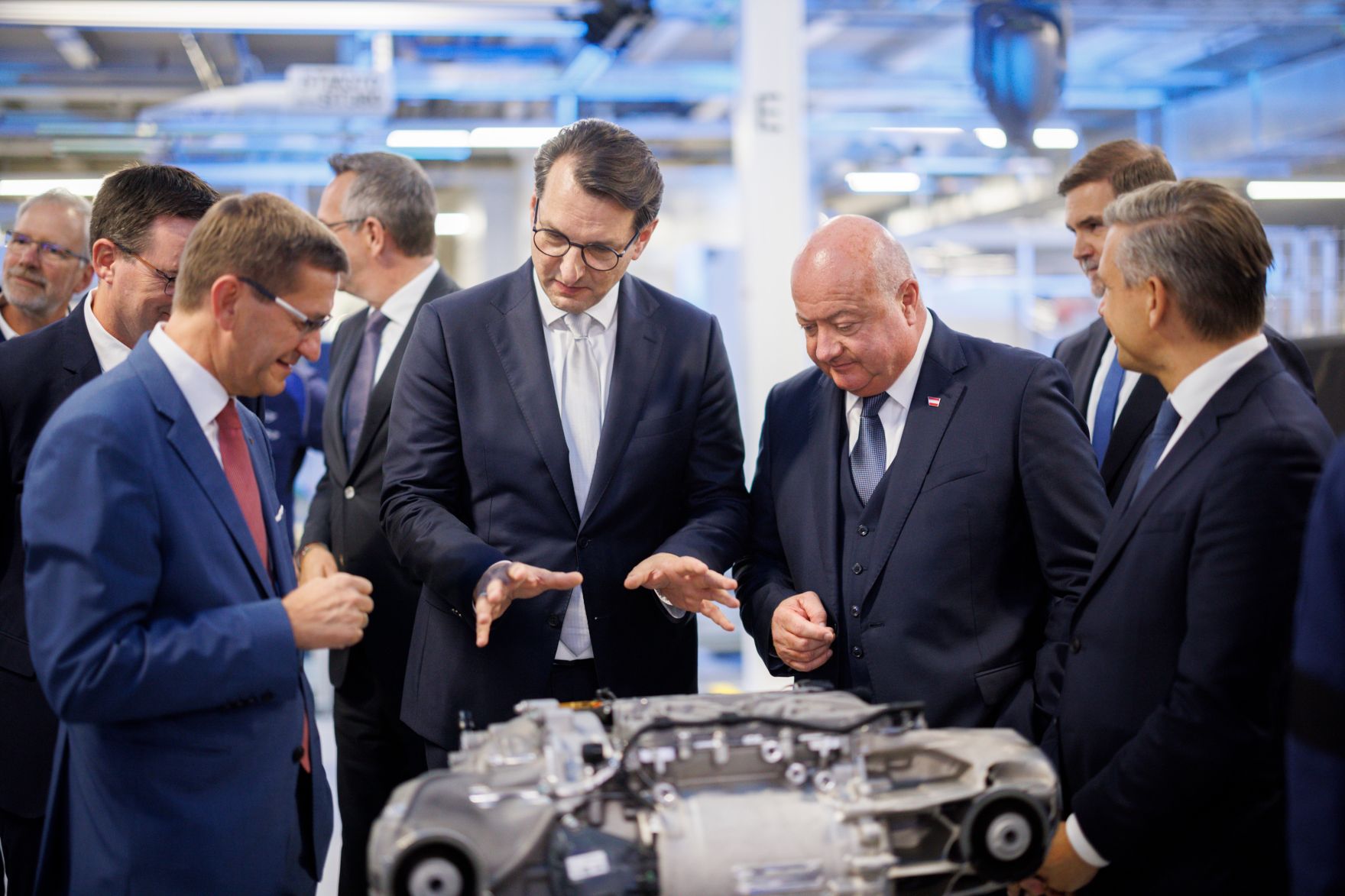 Am 1. August 2025 besuchte Bundeskanzler Christian Stocker (2.v.r.) im Rahmen seines Bundesl&auml;ndertages das BMW Group Werk Steyr in Ober&ouml;sterreich. Im Bild mit Bundesminister Wolfgang Hattmannsdorfer (r.).
