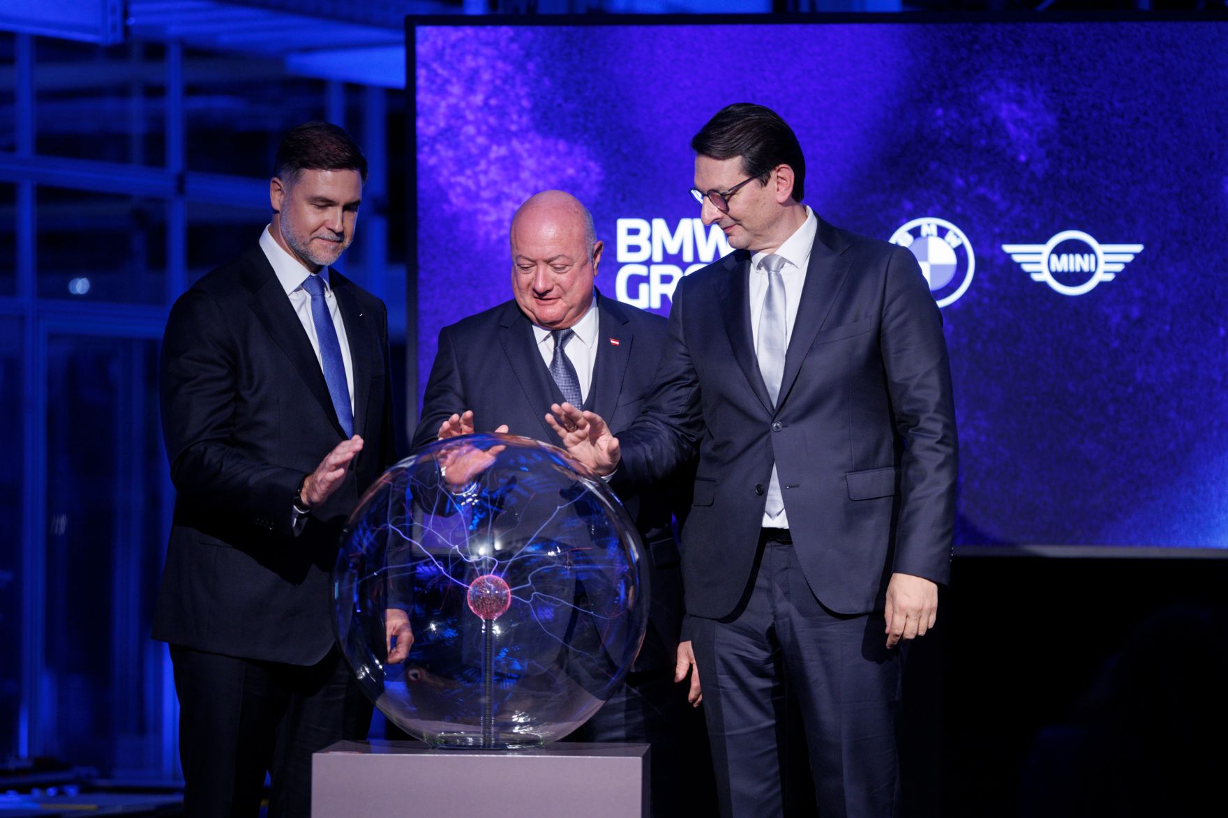 Am 1. August 2025 besuchte Bundeskanzler Christian Stocker (m.) im Rahmen seines Bundesl&auml;ndertages das BMW Group Werk Steyr in Ober&ouml;sterreich.