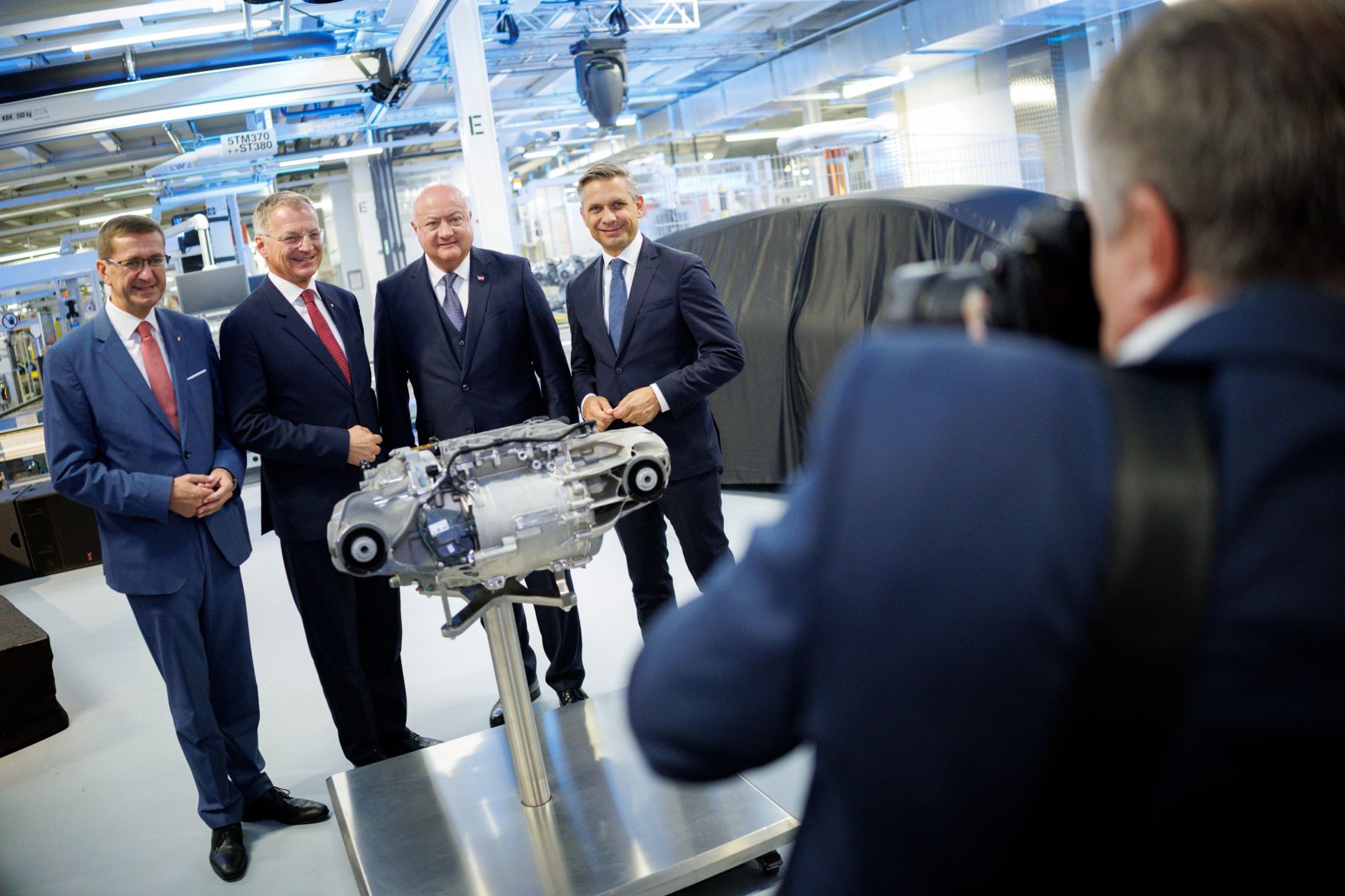 Am 1. August 2025 besuchte Bundeskanzler Christian Stocker (2.v.r.) im Rahmen seines Bundesl&auml;ndertages das BMW Group Werk Steyr in Ober&ouml;sterreich. Im Bild mit Bundesminister Wolfgang Hattmannsdorfer (r.).