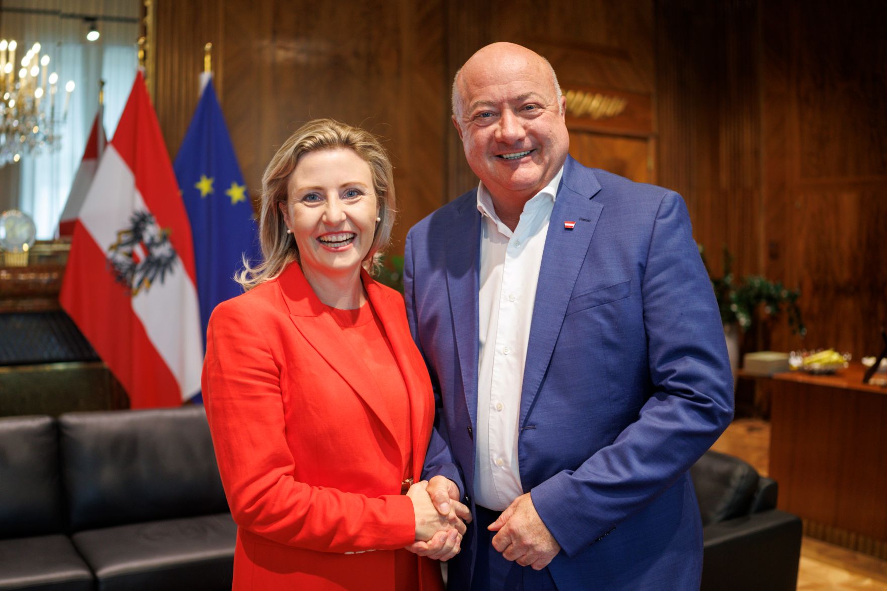 Am 4. August 2025 empfing Bundeskanzler Christian Stocker (r.) Bundesministerin a.D. Susanne Raab (l.) zu einem Arbeitsgespr&auml;ch.