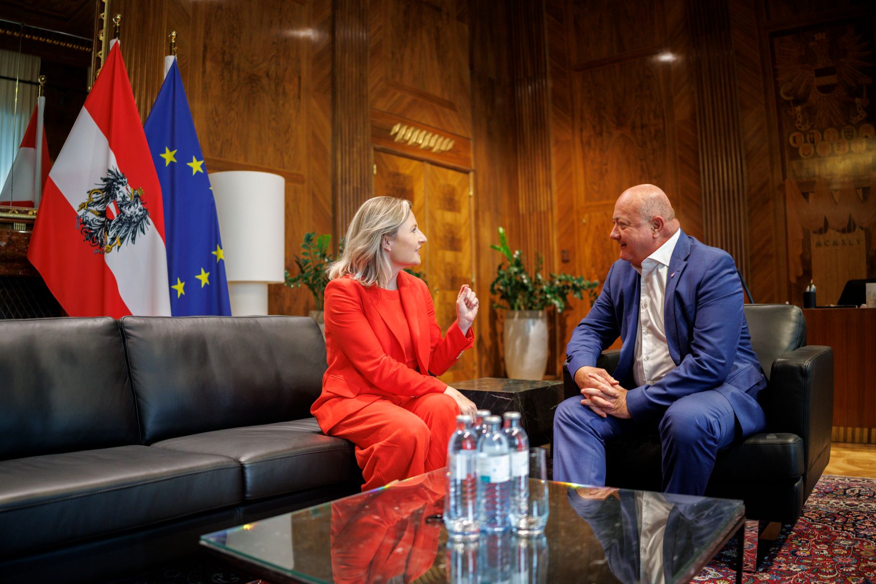 Am 4. August 2025 empfing Bundeskanzler Christian Stocker (r.) Bundesministerin a.D. Susanne Raab (l.) zu einem Arbeitsgespr&auml;ch.