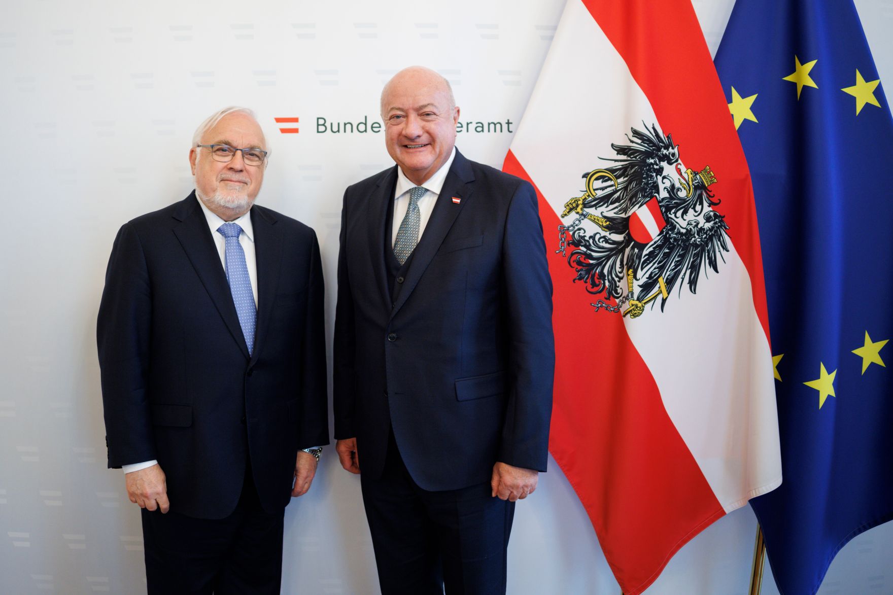 Am 8. Mai 2025 empfing Bundeskanzler Christian Stocker (r.) Abraham Cooper (l.) Rabbiner und stellvertretender Direktor des Simon Wiesenthal Centers in Los Angeles, zu einem Arbeitsgespr&auml;ch im Bundeskanzleramt.