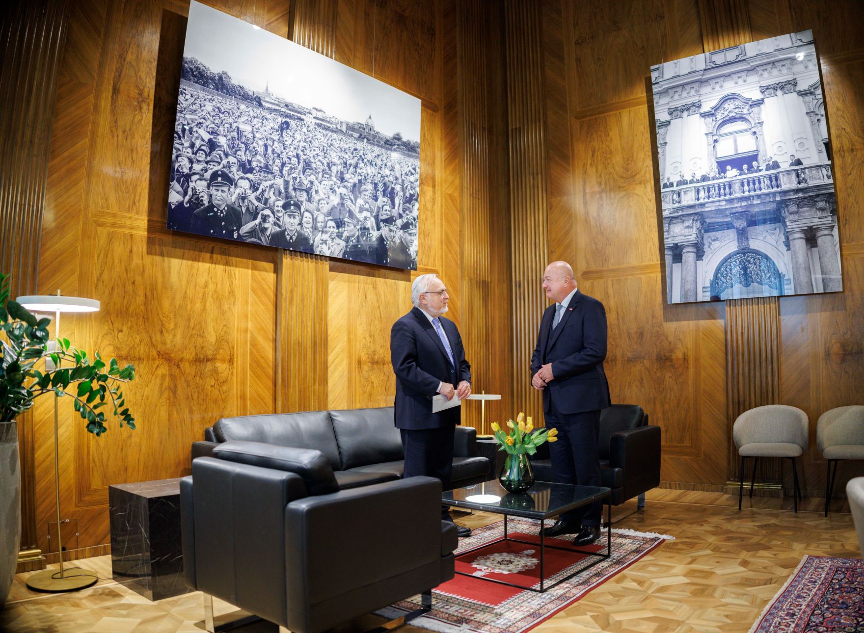 Am 8. Mai 2025 empfing Bundeskanzler Christian Stocker (r.) Abraham Cooper (l.) Rabbiner und stellvertretender Direktor des Simon Wiesenthal Centers in Los Angeles, zu einem Arbeitsgespr&auml;ch im Bundeskanzleramt.