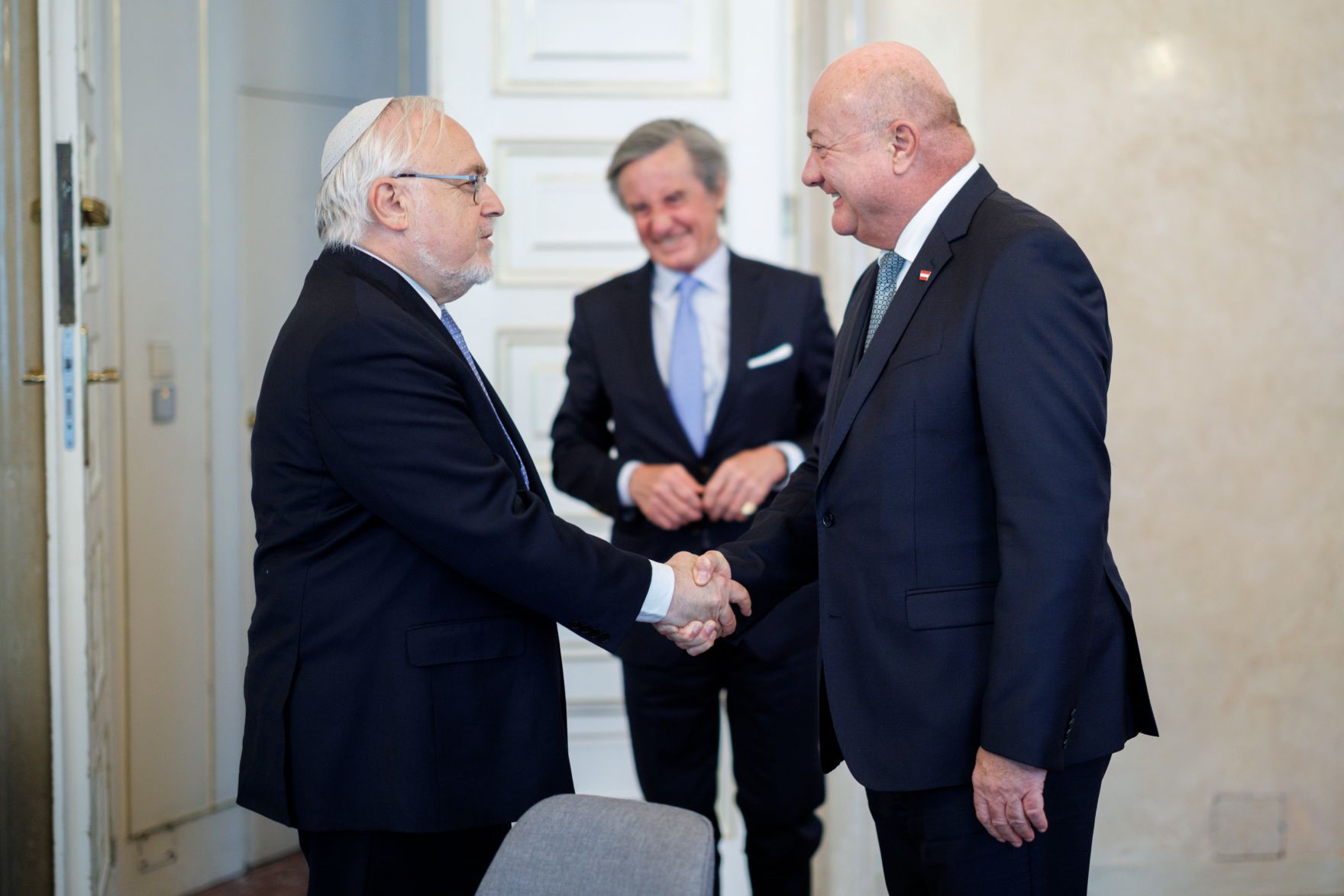 Am 8. Mai 2025 empfing Bundeskanzler Christian Stocker (r.) Abraham Cooper (l.) Rabbiner und stellvertretender Direktor des Simon Wiesenthal Centers in Los Angeles, zu einem Arbeitsgespr&auml;ch im Bundeskanzleramt.