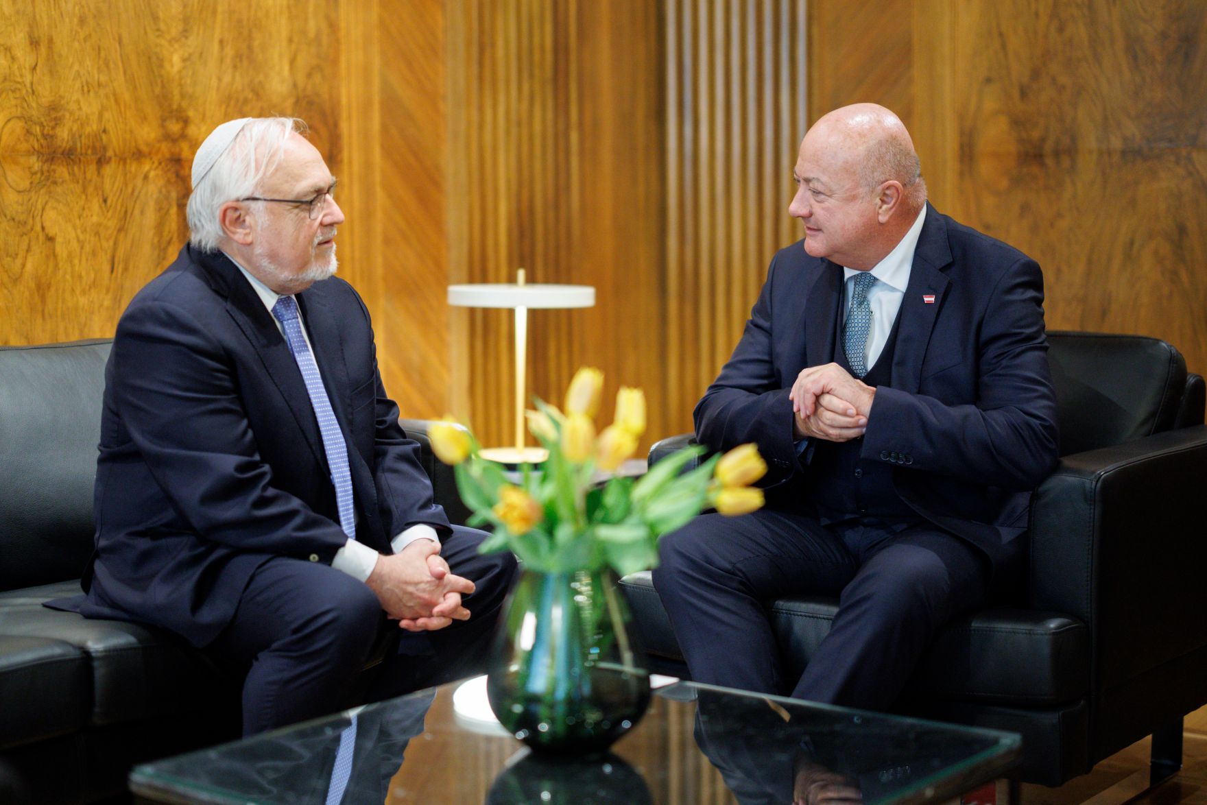 Am 8. Mai 2025 empfing Bundeskanzler Christian Stocker (r.) Abraham Cooper (l.) Rabbiner und stellvertretender Direktor des Simon Wiesenthal Centers in Los Angeles, zu einem Arbeitsgespr&auml;ch im Bundeskanzleramt.