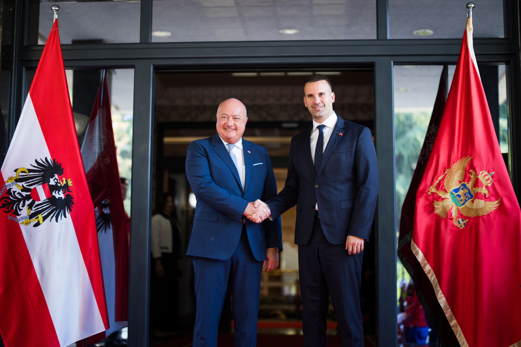 Am 11. August 2025 reiste Bundeskanzler Christian Stocker (l.) zu einem Arbeitsbesuch nach Montenegro. Im Bild mit dem Premierminister von Montenegro, Milojko Spajic (r.).