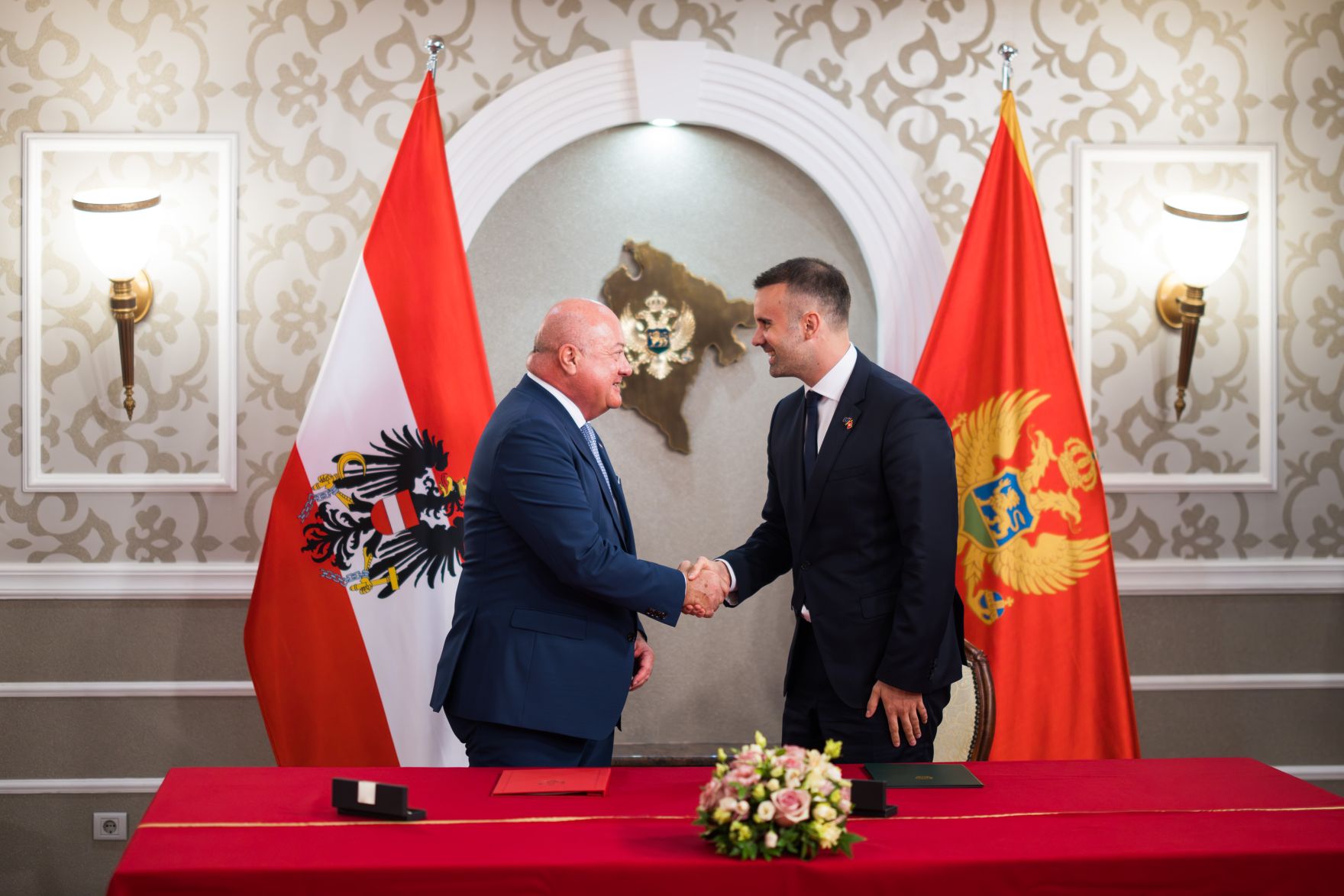 Am 11. August 2025 reiste Bundeskanzler Christian Stocker (l.) zu einem Arbeitsbesuch nach Montenegro. Im Bild mit dem Premierminister von Montenegro Milojko Spajic (r.).
