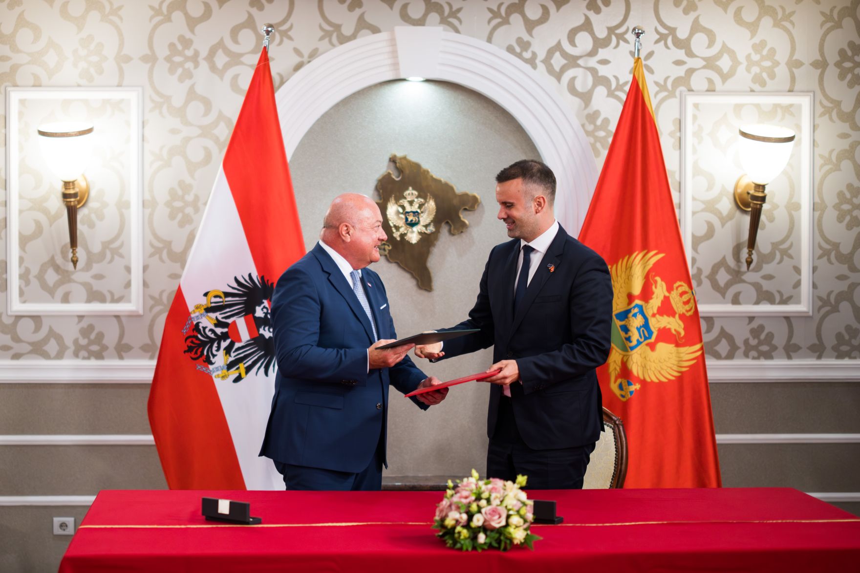 Am 11. August 2025 reiste Bundeskanzler Christian Stocker (l.) zu einem Arbeitsbesuch nach Montenegro. Im Bild mit dem Premierminister von Montenegro Milojko Spajic (r.).