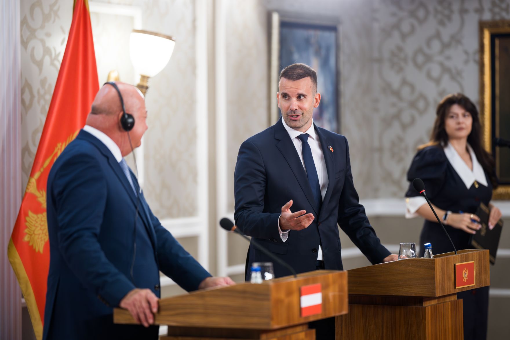 Am 11. August 2025 reiste Bundeskanzler Christian Stocker (l.) zu einem Arbeitsbesuch nach Montenegro. Im Bild beim einer gemeinsamen Pressekonferenz mit dem Premierminister von Montenegro Milojko Spajic (r.).