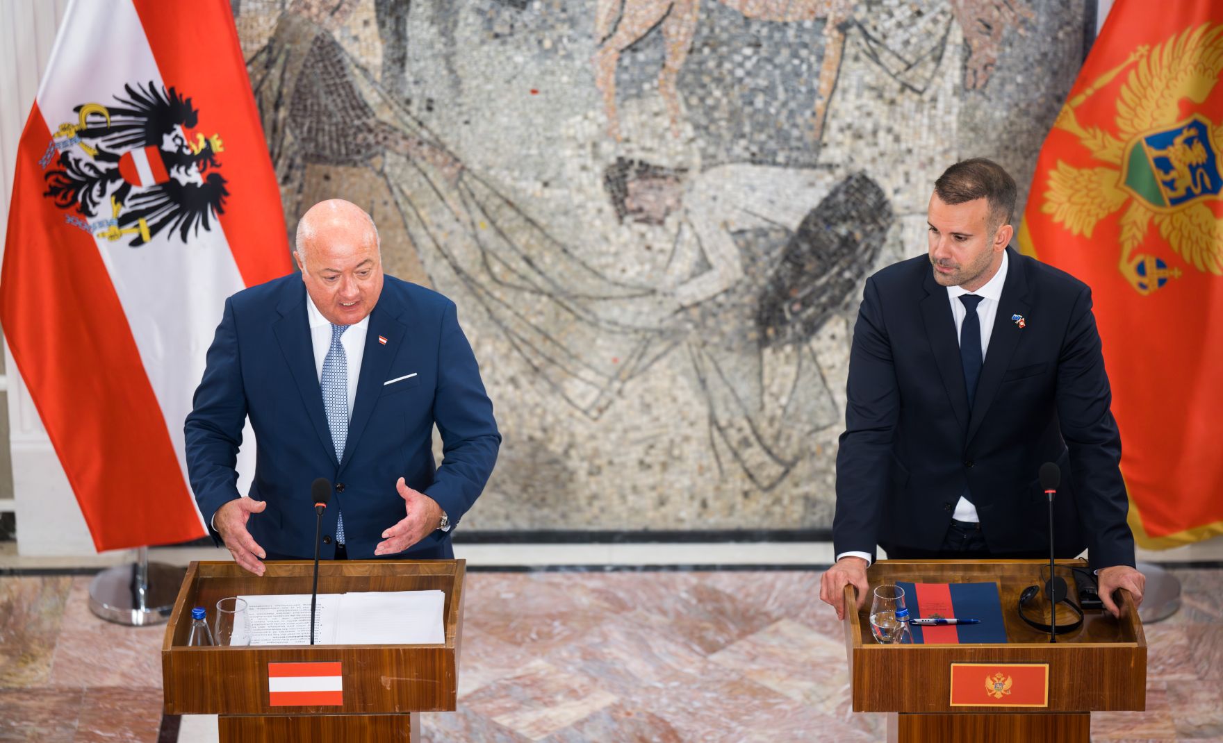 Am 11. August 2025 reiste Bundeskanzler Christian Stocker (l.) zu einem Arbeitsbesuch nach Montenegro. Im Bild beim einer gemeinsamen Pressekonferenz mit dem Premierminister von Montenegro Milojko Spajic (r.).