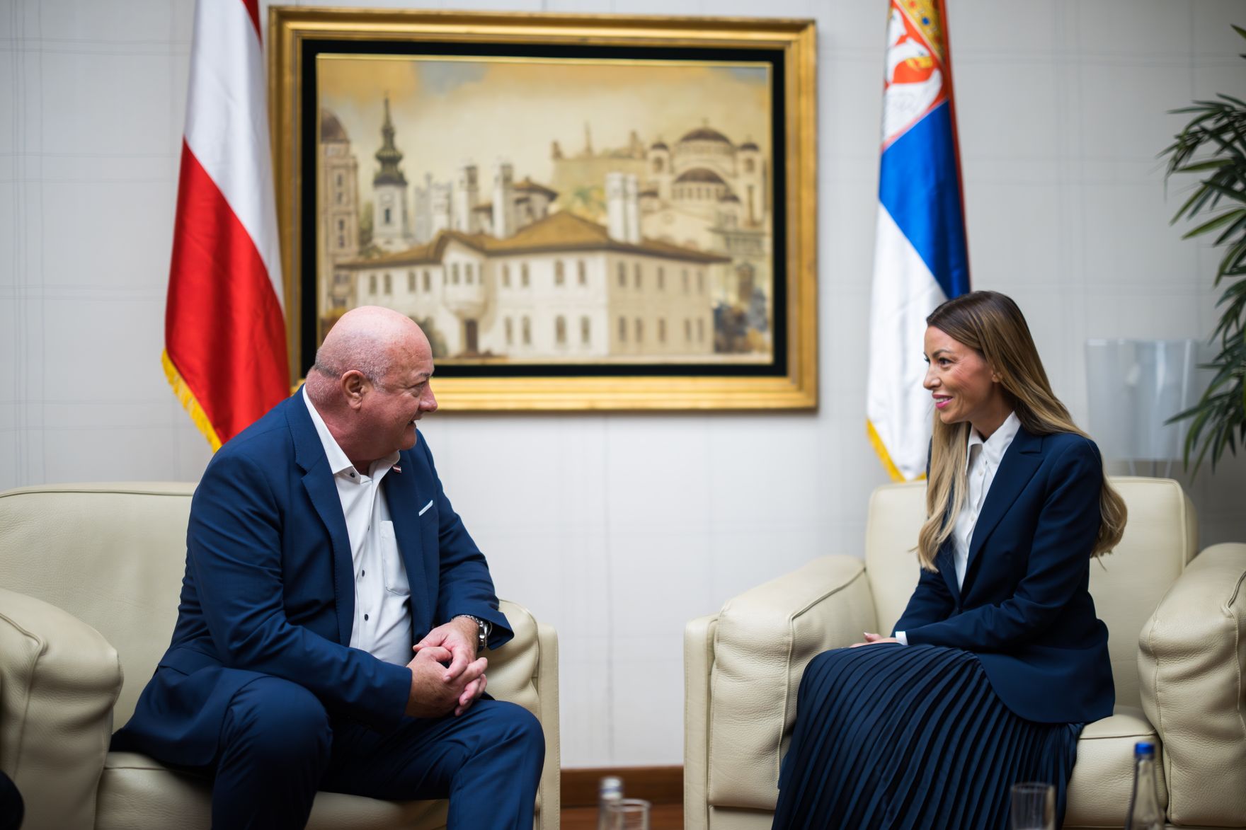 Am 12. August 2025 reiste Bundeskanzler Christian Stocker (l.) zu einem Arbeitsbesuch nach Serbien. Im Bild mit der Stellvertretende Ministerpr&auml;sidentin von Serbien Adrijana Mesarović (r.).